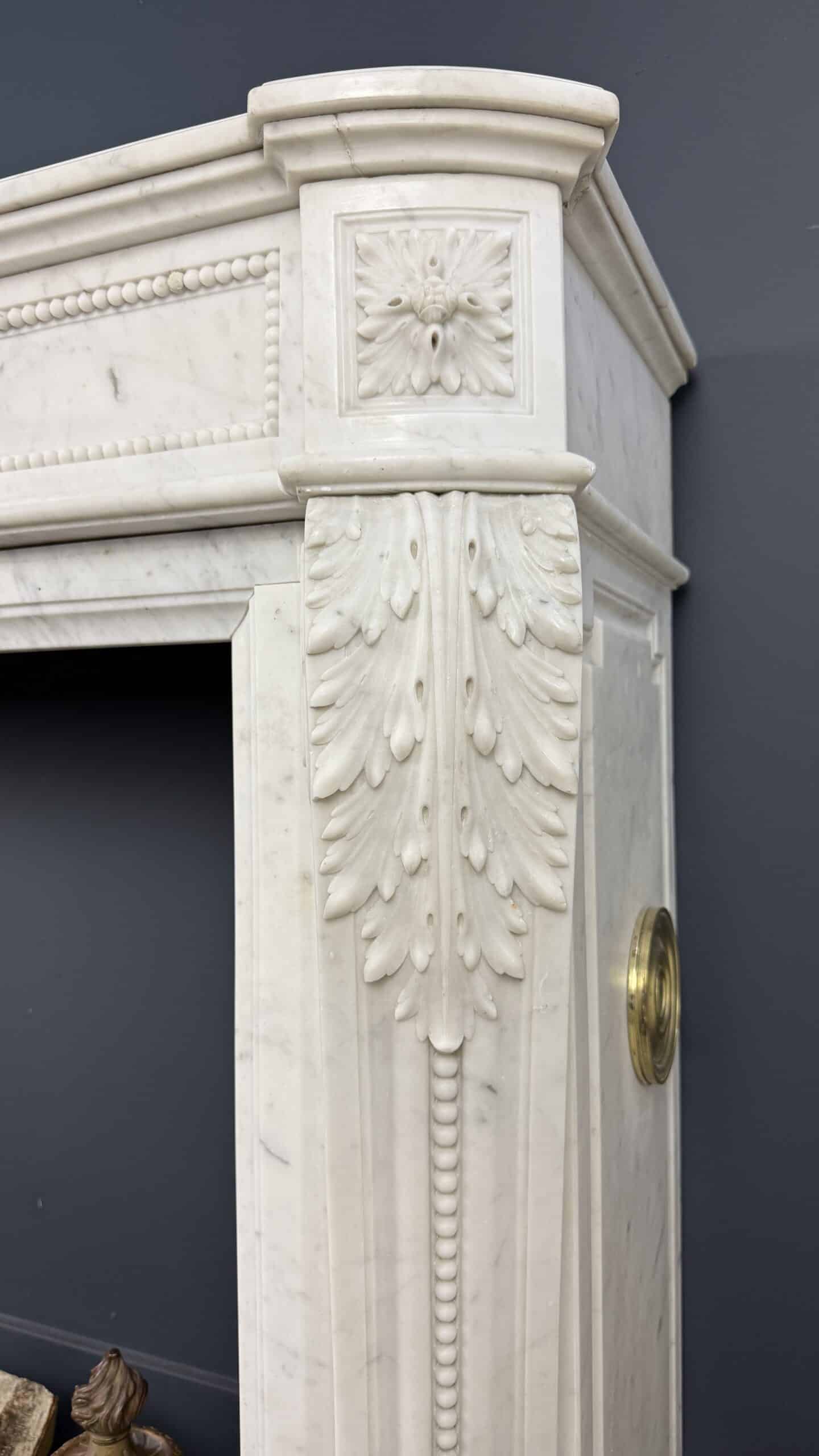 Luxe Franse Louis XVI Front Schouw in Carrara Marmer met Rijk Ornament