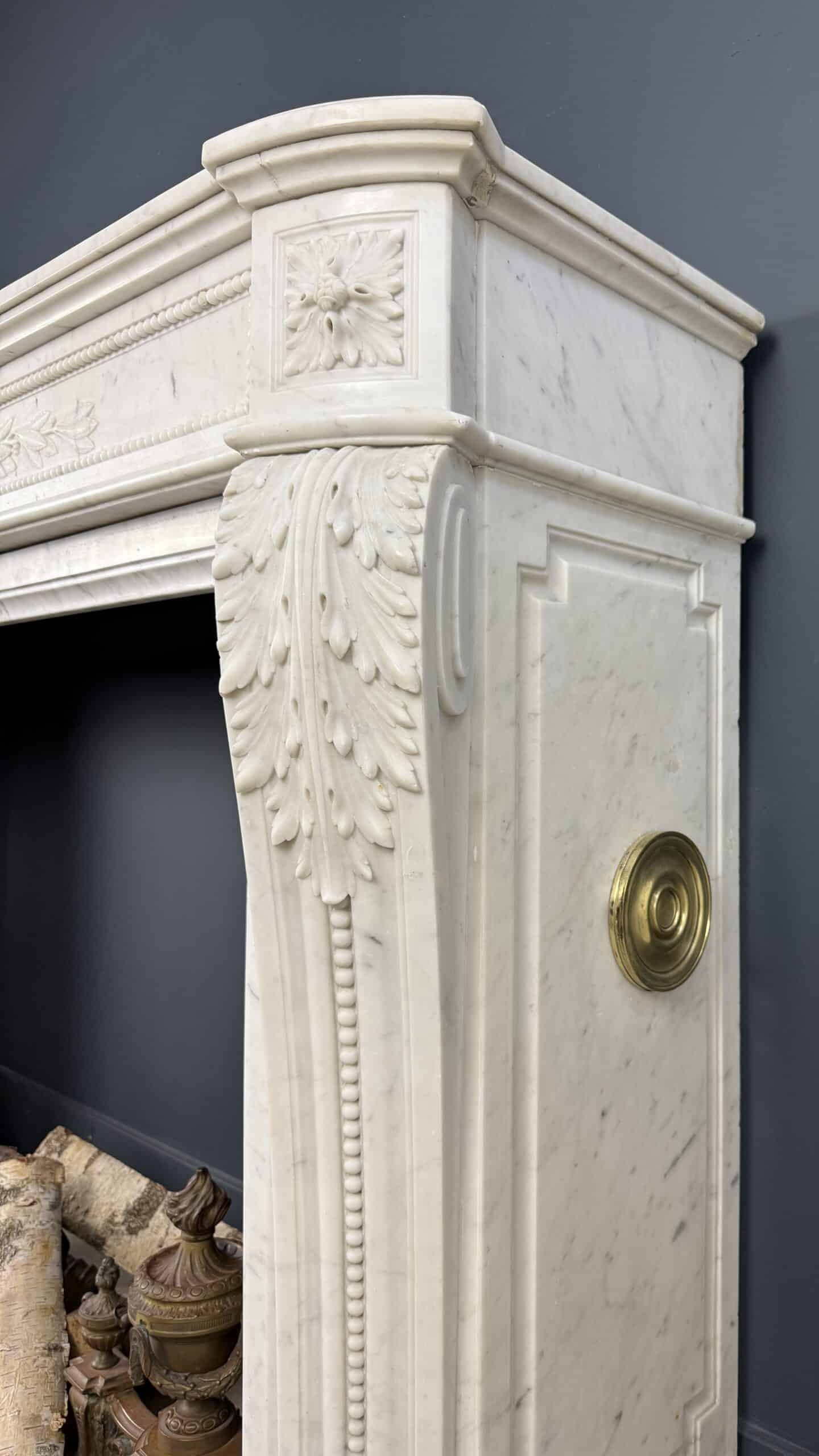 Luxe Franse Louis XVI Front Schouw in Carrara Marmer met Rijk Ornament