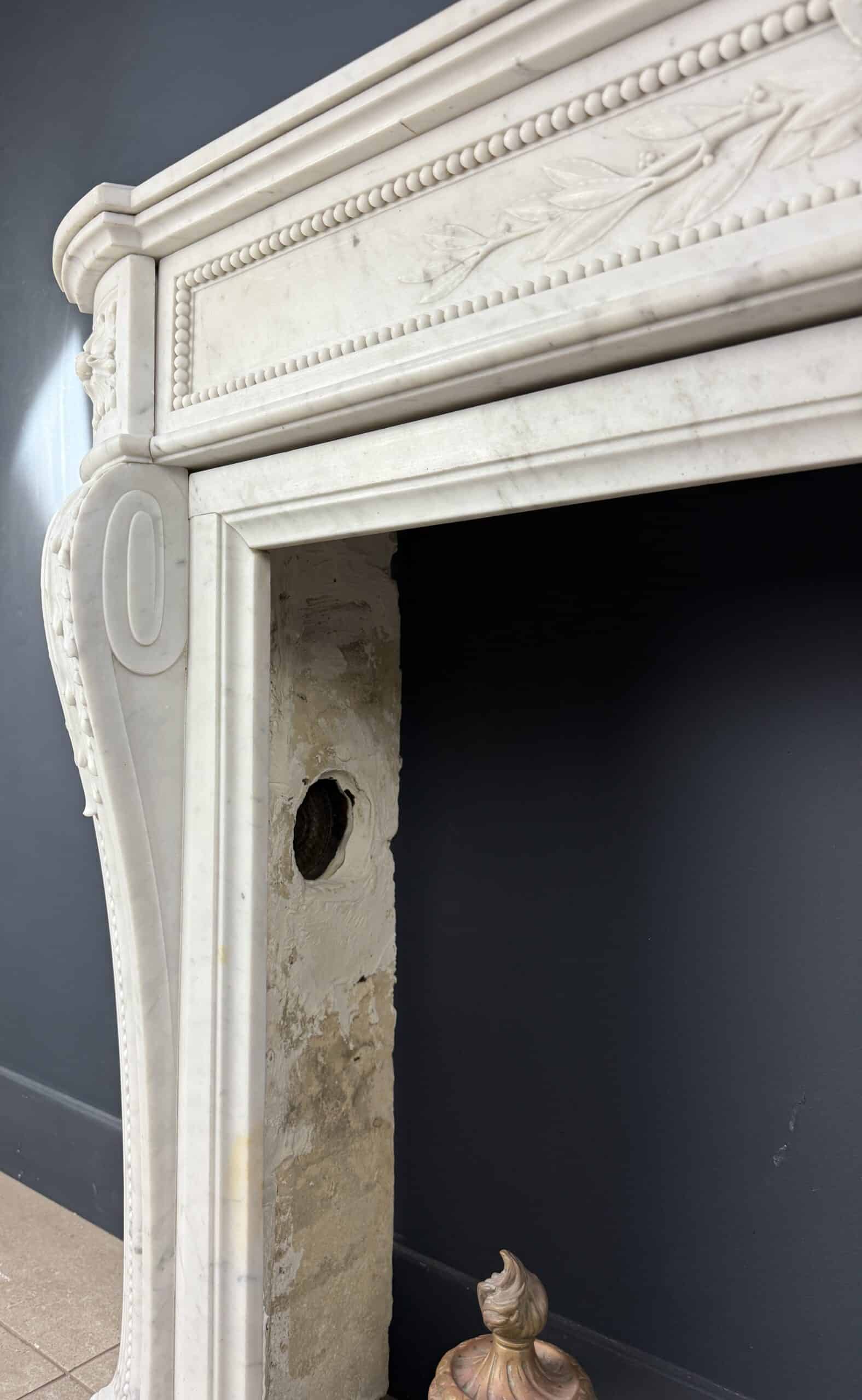 Luxe Franse Louis XVI Front Schouw in Carrara Marmer met Rijk Ornament