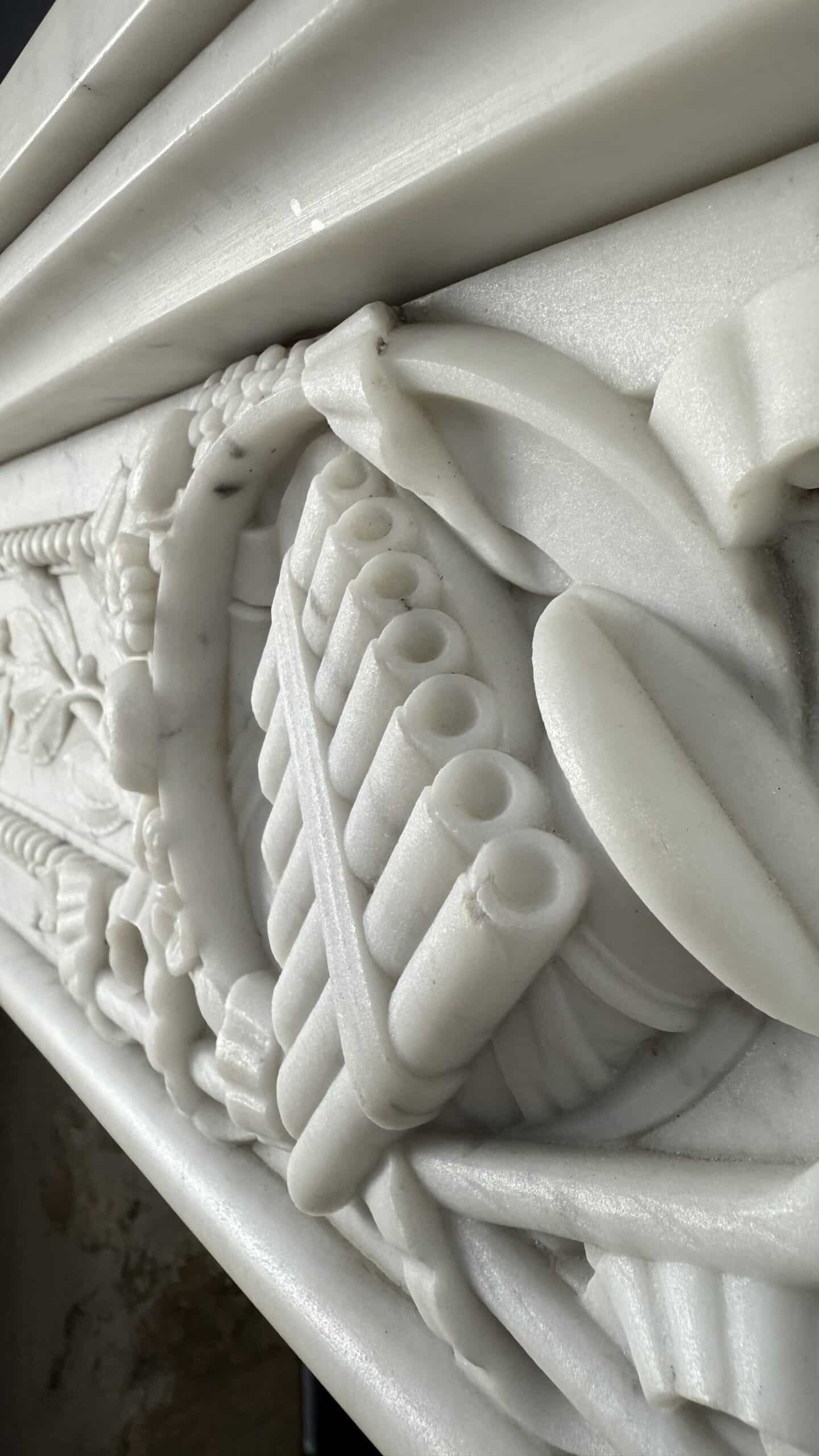 Luxe Franse Louis XVI Front Schouw in Carrara Marmer met Rijk Ornament