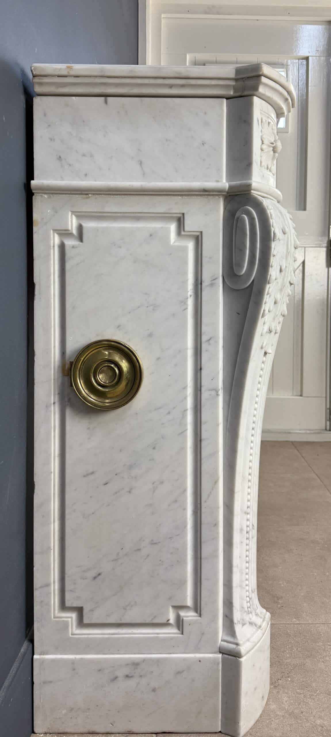Luxe Franse Louis XVI Front Schouw in Carrara Marmer met Rijk Ornament