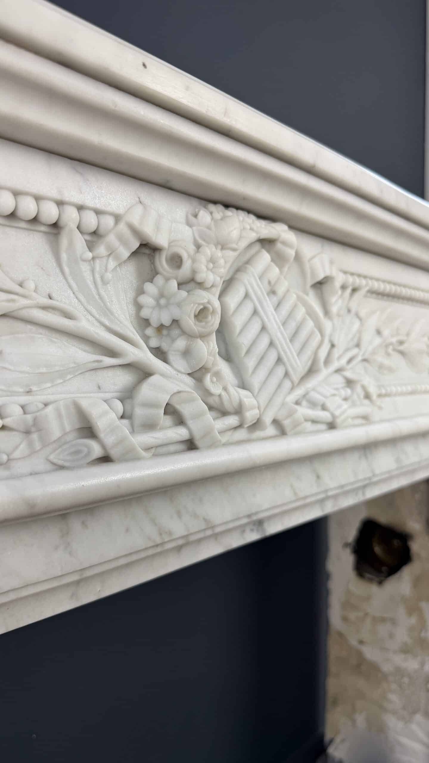 Luxe Franse Louis XVI Front Schouw in Carrara Marmer met Rijk Ornament