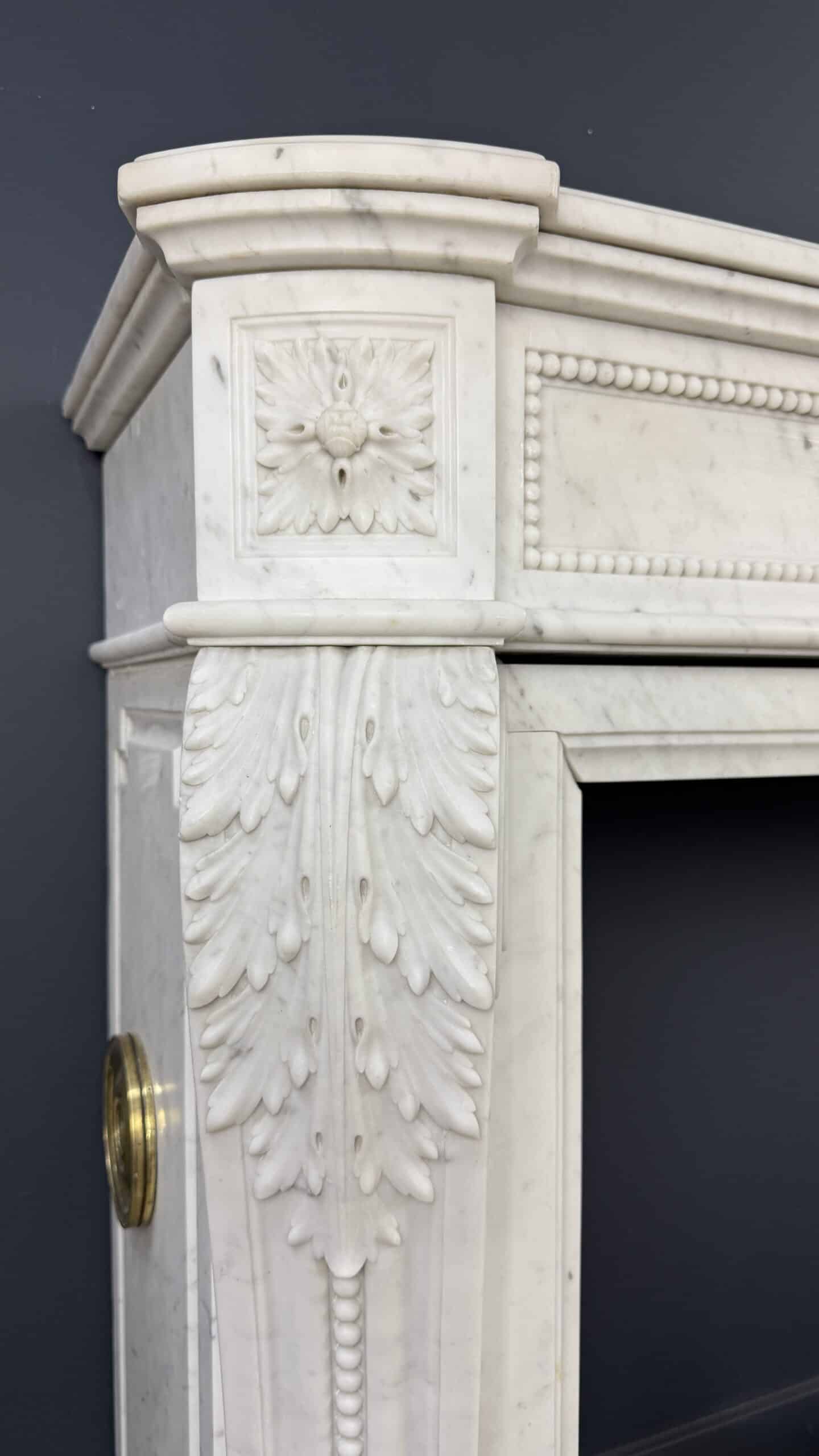 Luxe Franse Louis XVI Front Schouw in Carrara Marmer met Rijk Ornament