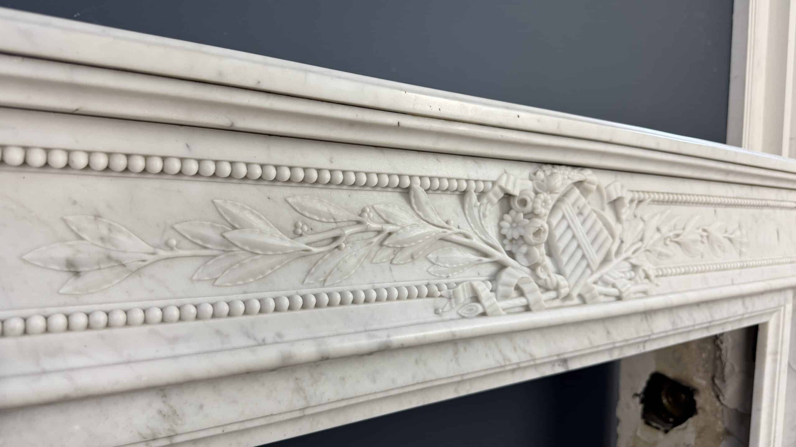 Luxe Franse Louis XVI Front Schouw in Carrara Marmer met Rijk Ornament