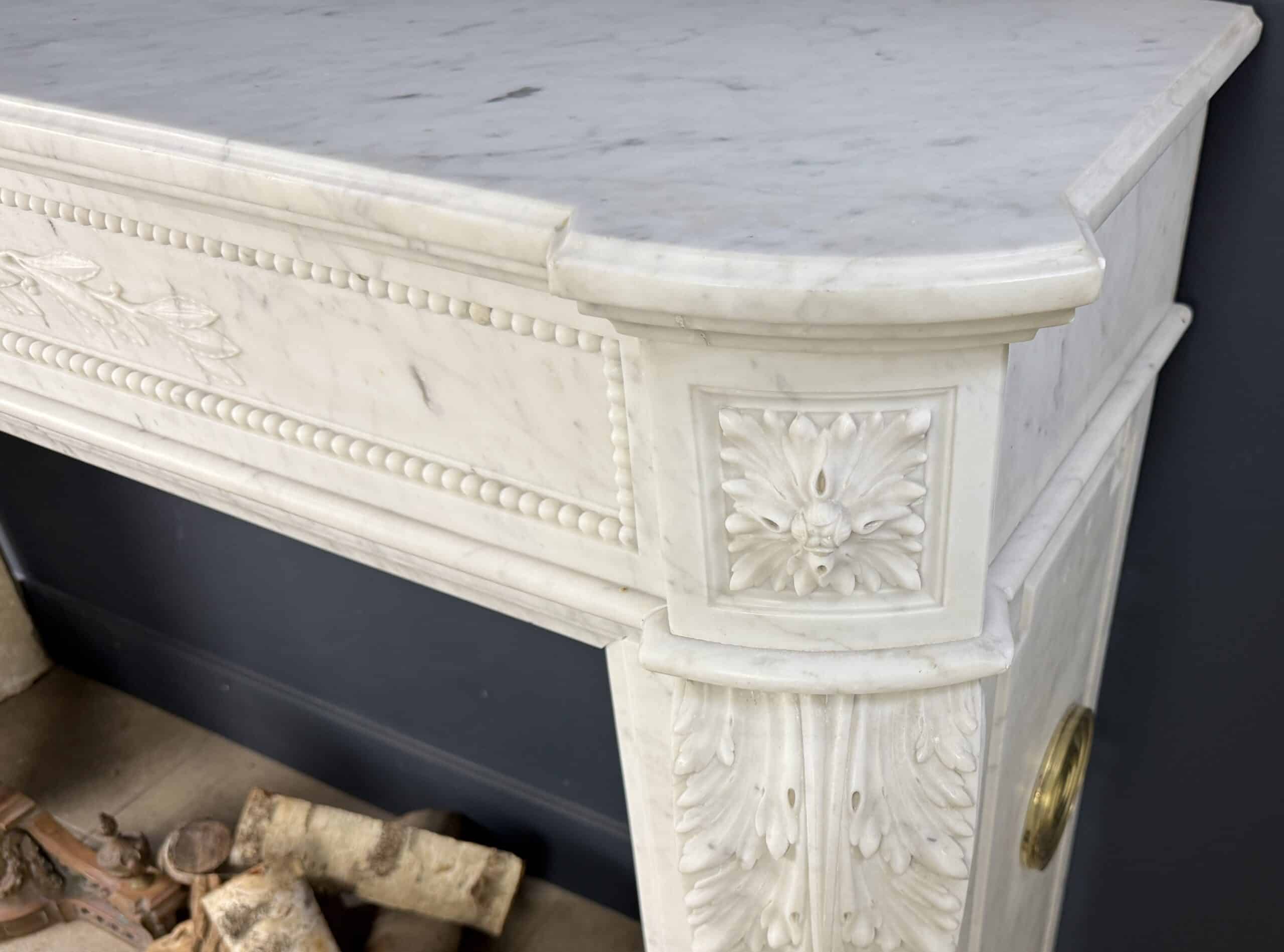 Luxe Franse Louis XVI Front Schouw in Carrara Marmer met Rijk Ornament