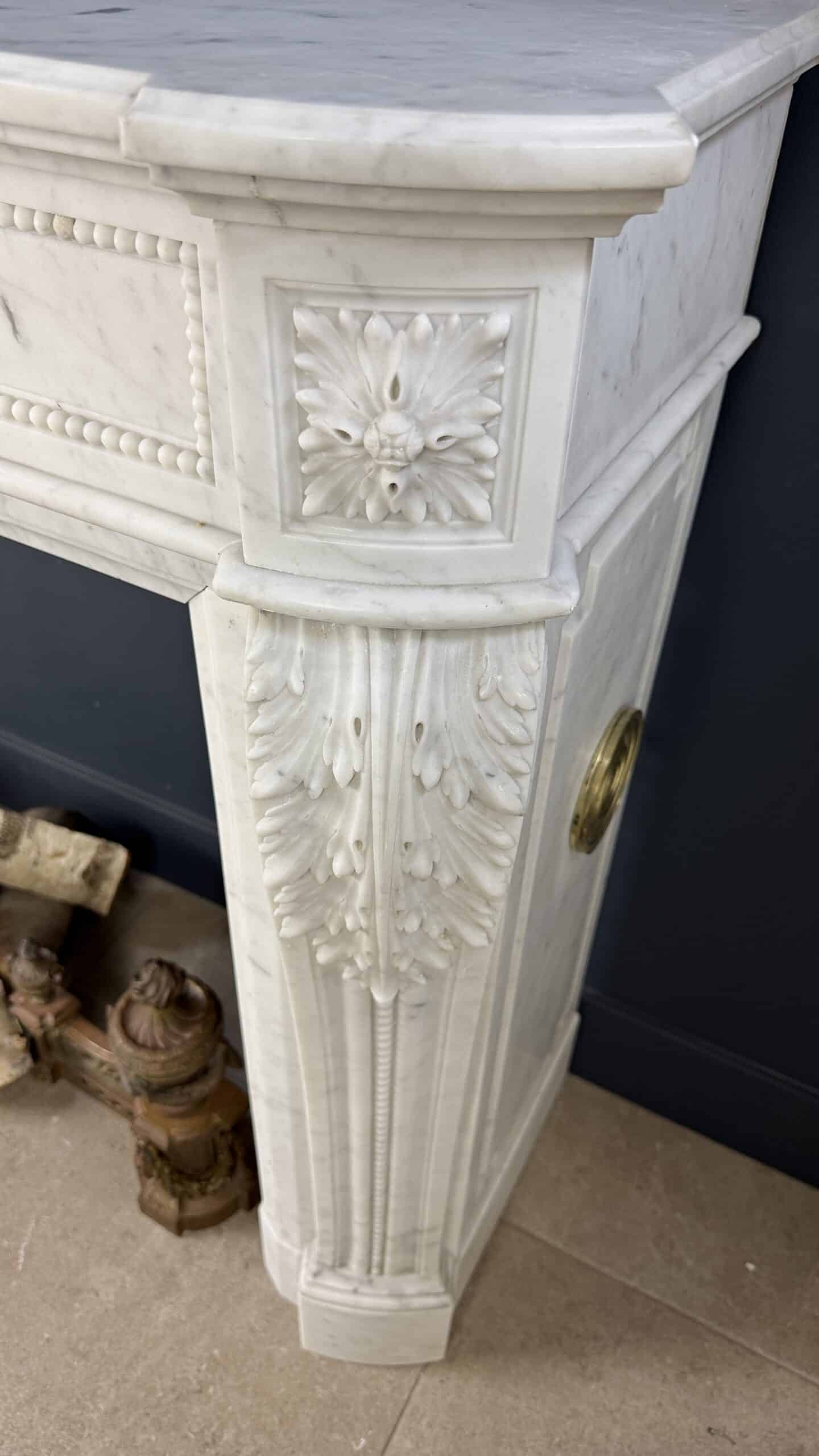 Luxe Franse Louis XVI Front Schouw in Carrara Marmer met Rijk Ornament