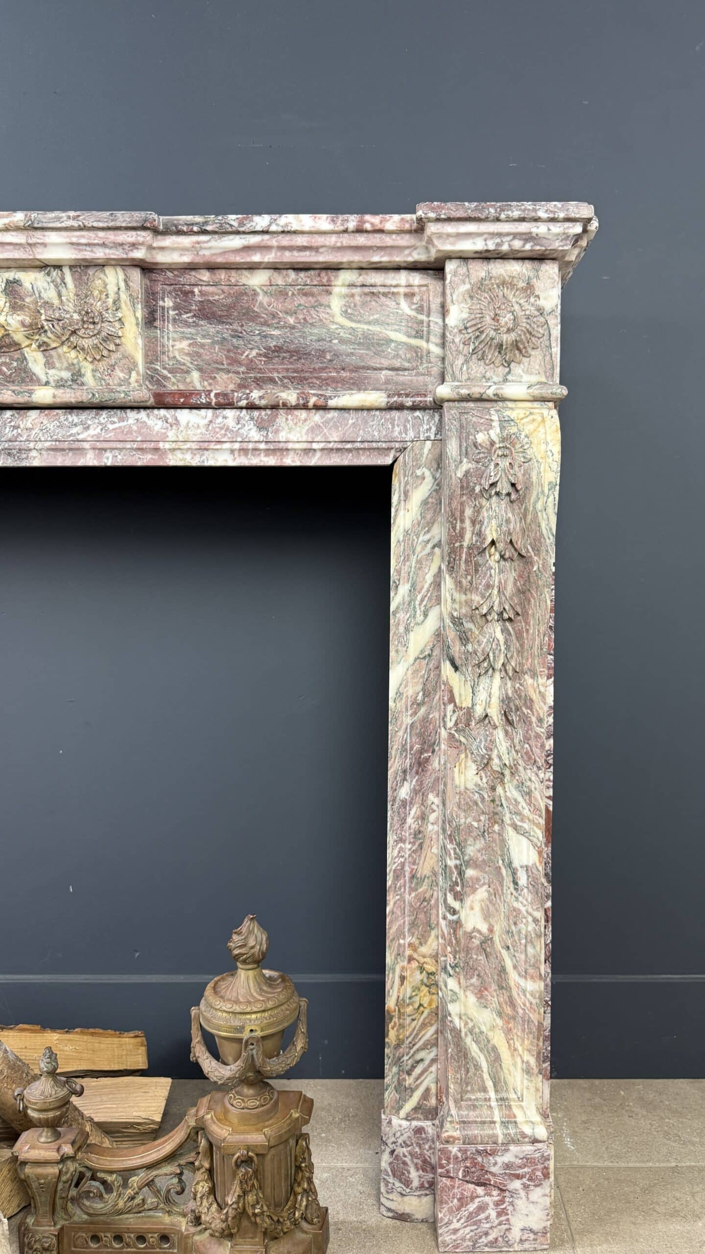 Elegante Antieke Frontschouw in Klassieke Louis XVI-stijl mantel