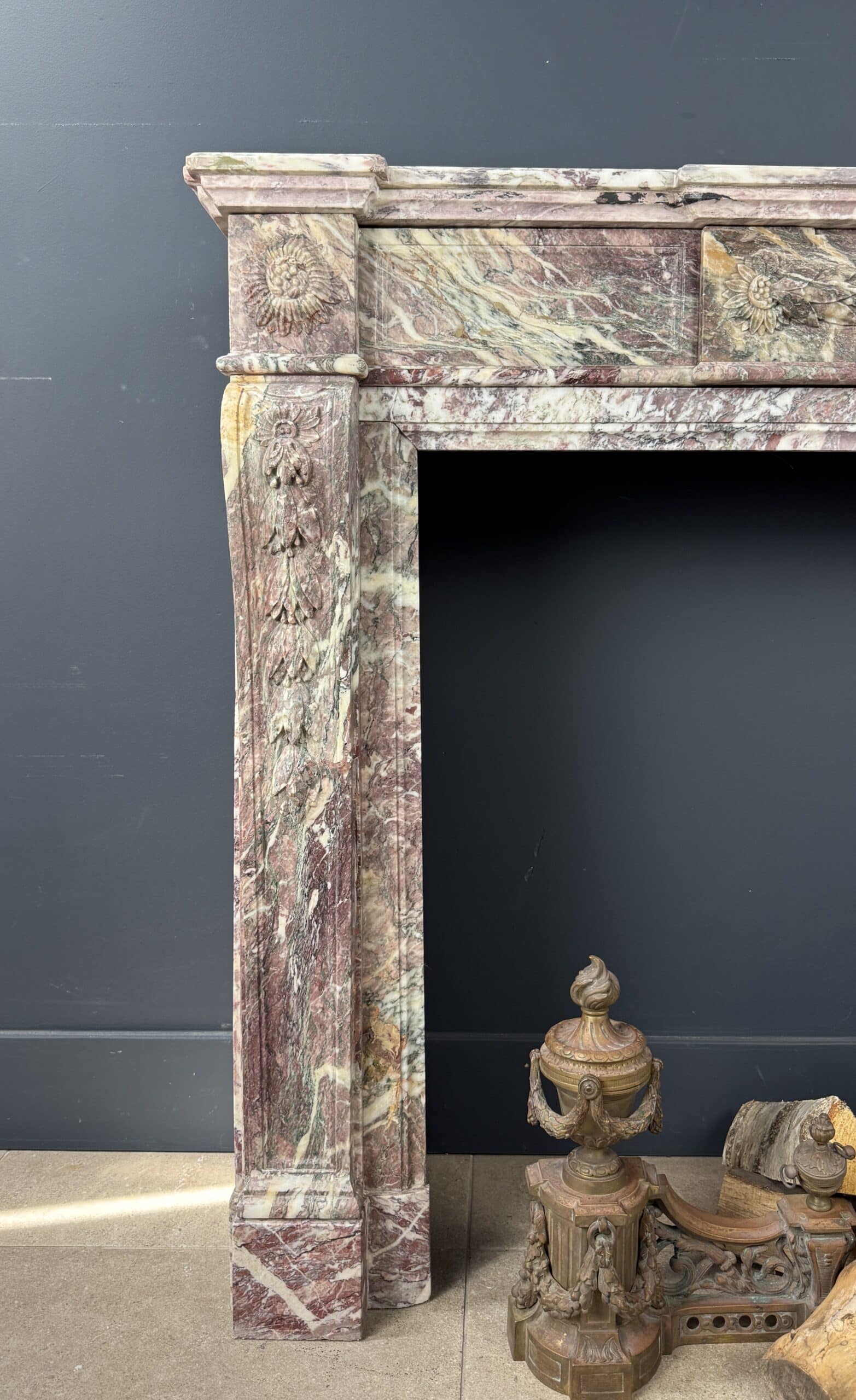 Elegante Antieke Frontschouw in Klassieke Louis XVI-stijl mantel