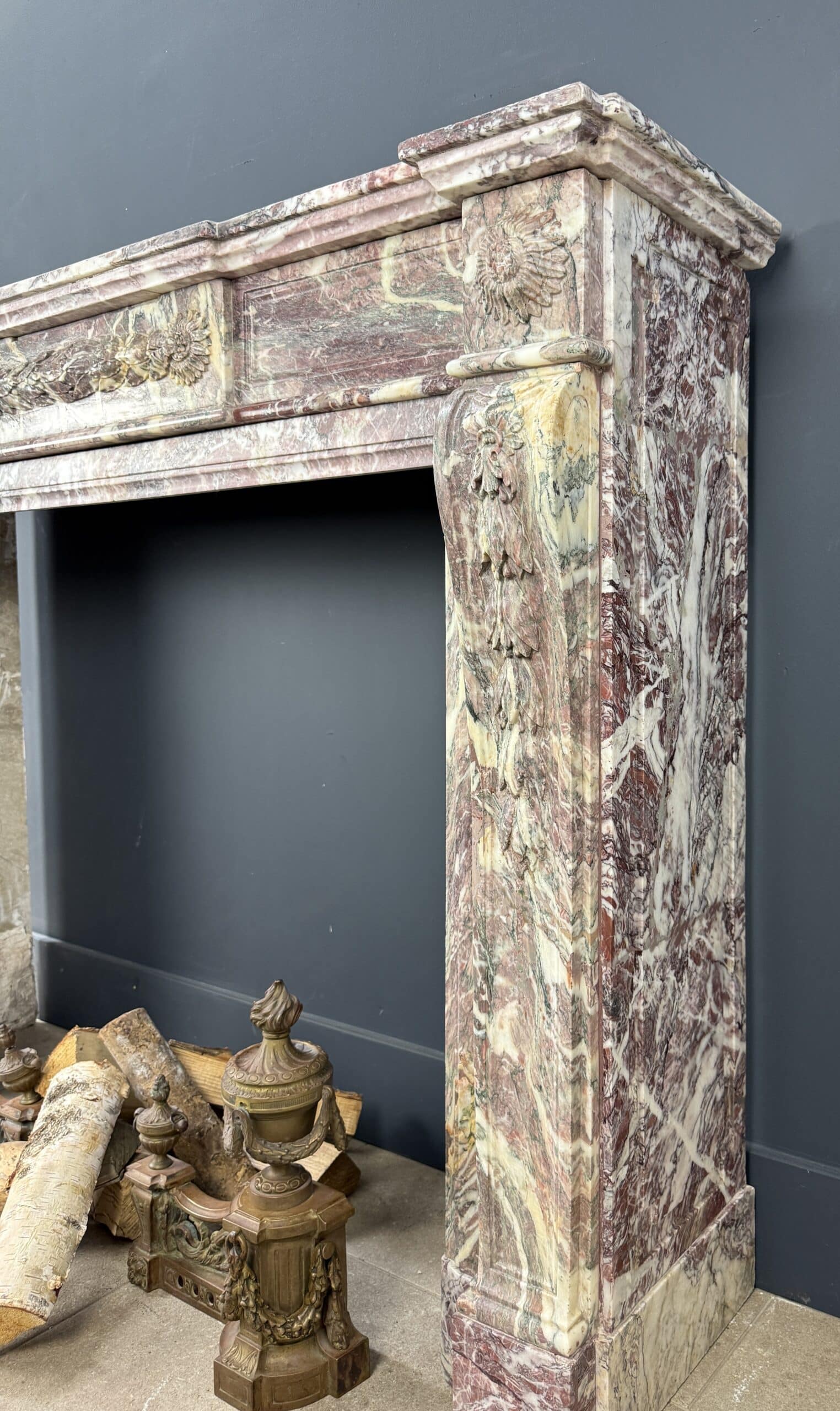 Elegante Antieke Frontschouw in Klassieke Louis XVI-stijl mantel