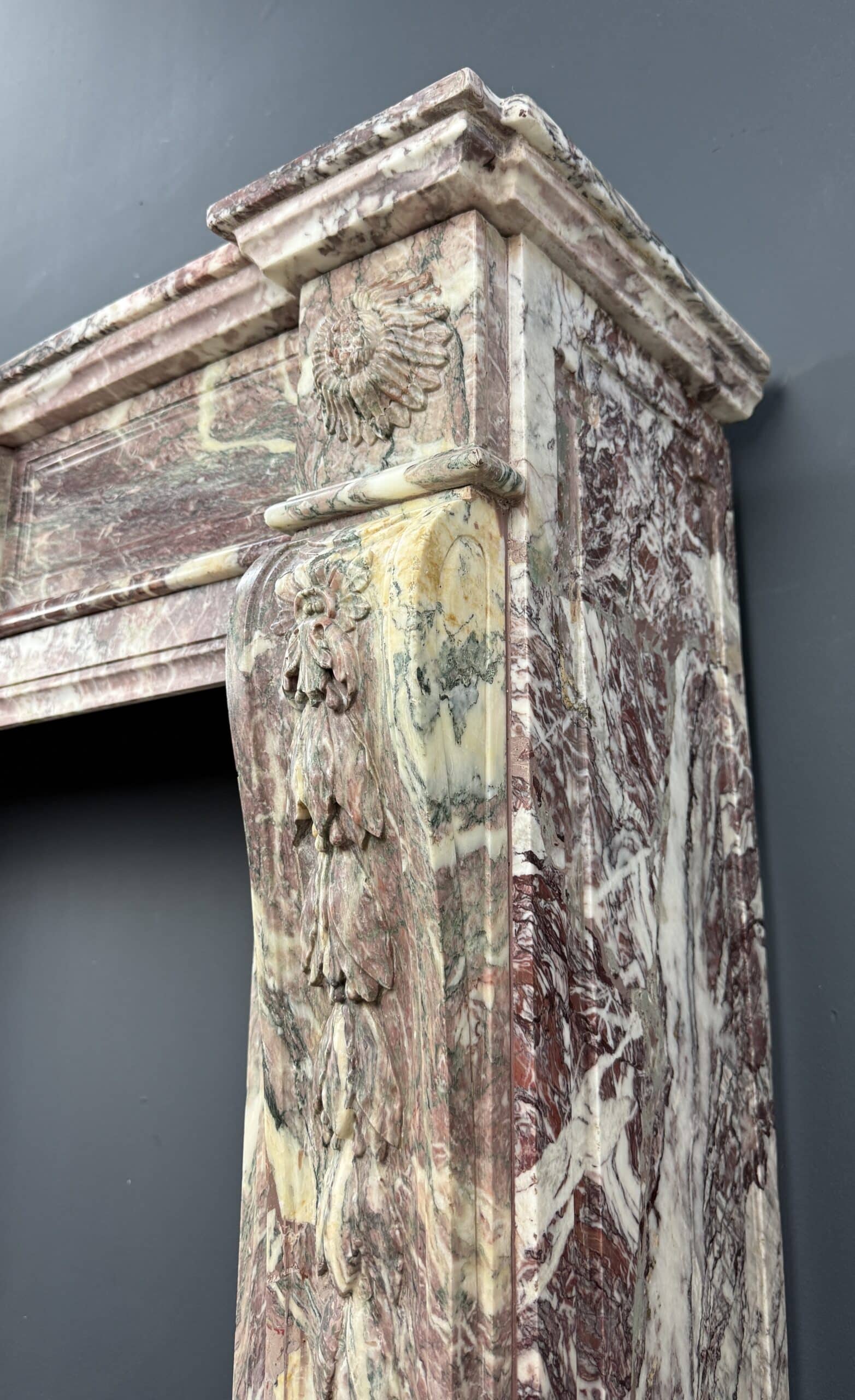 Elegante Antieke Frontschouw in Klassieke Louis XVI-stijl mantel
