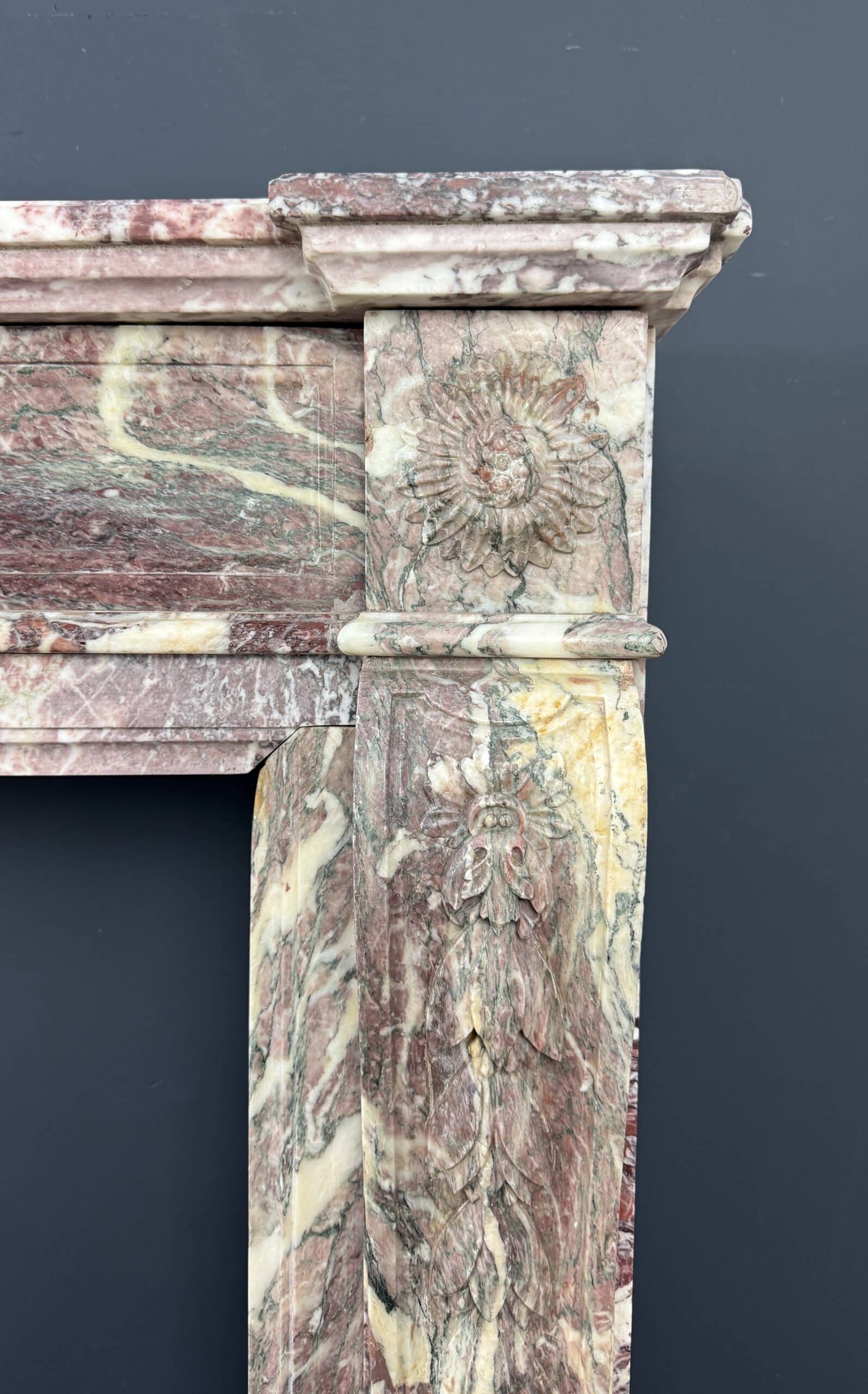 Elegante Antieke Frontschouw in Klassieke Louis XVI-stijl mantel