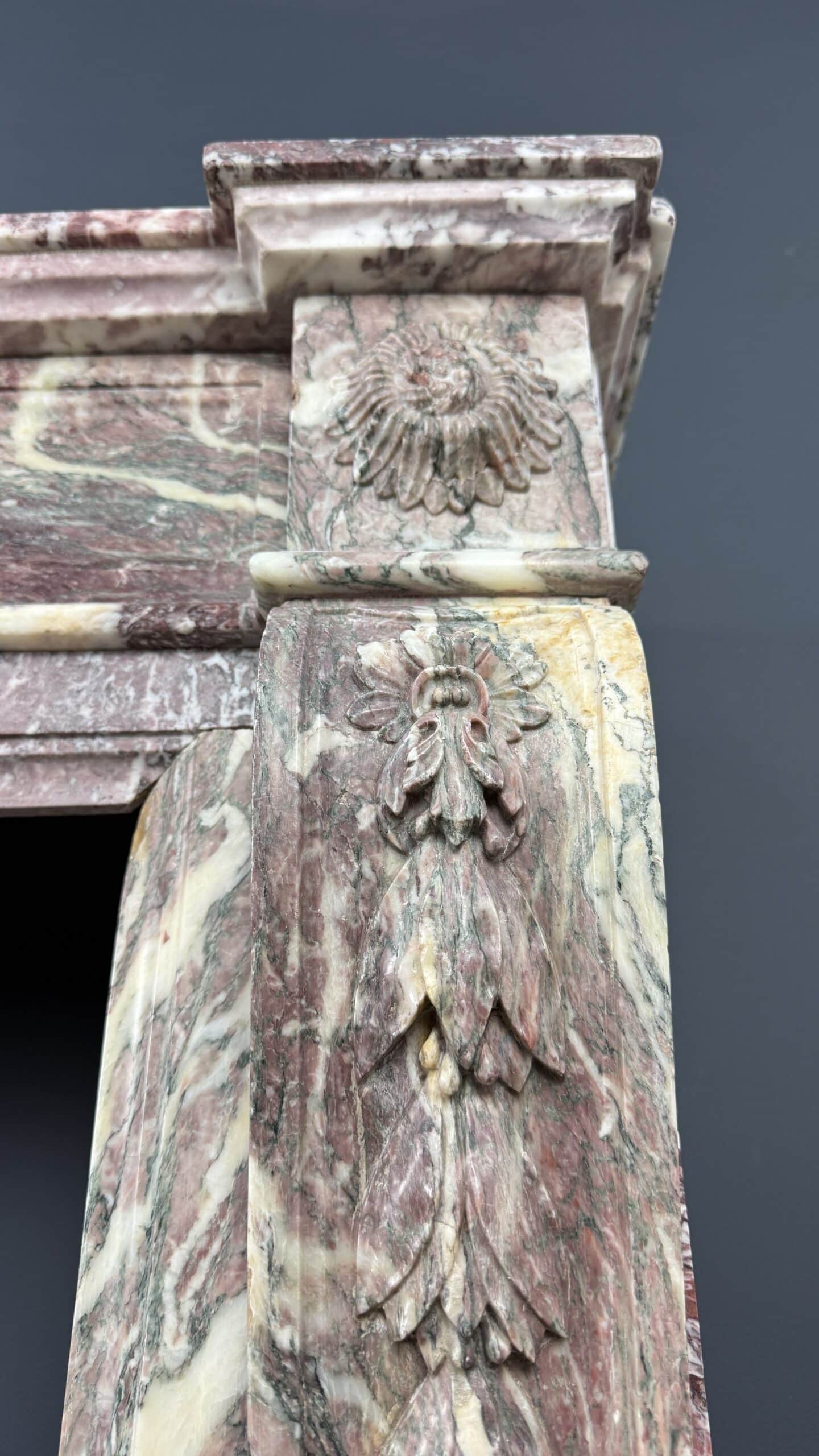 Elegante Antieke Frontschouw in Klassieke Louis XVI-stijl mantel