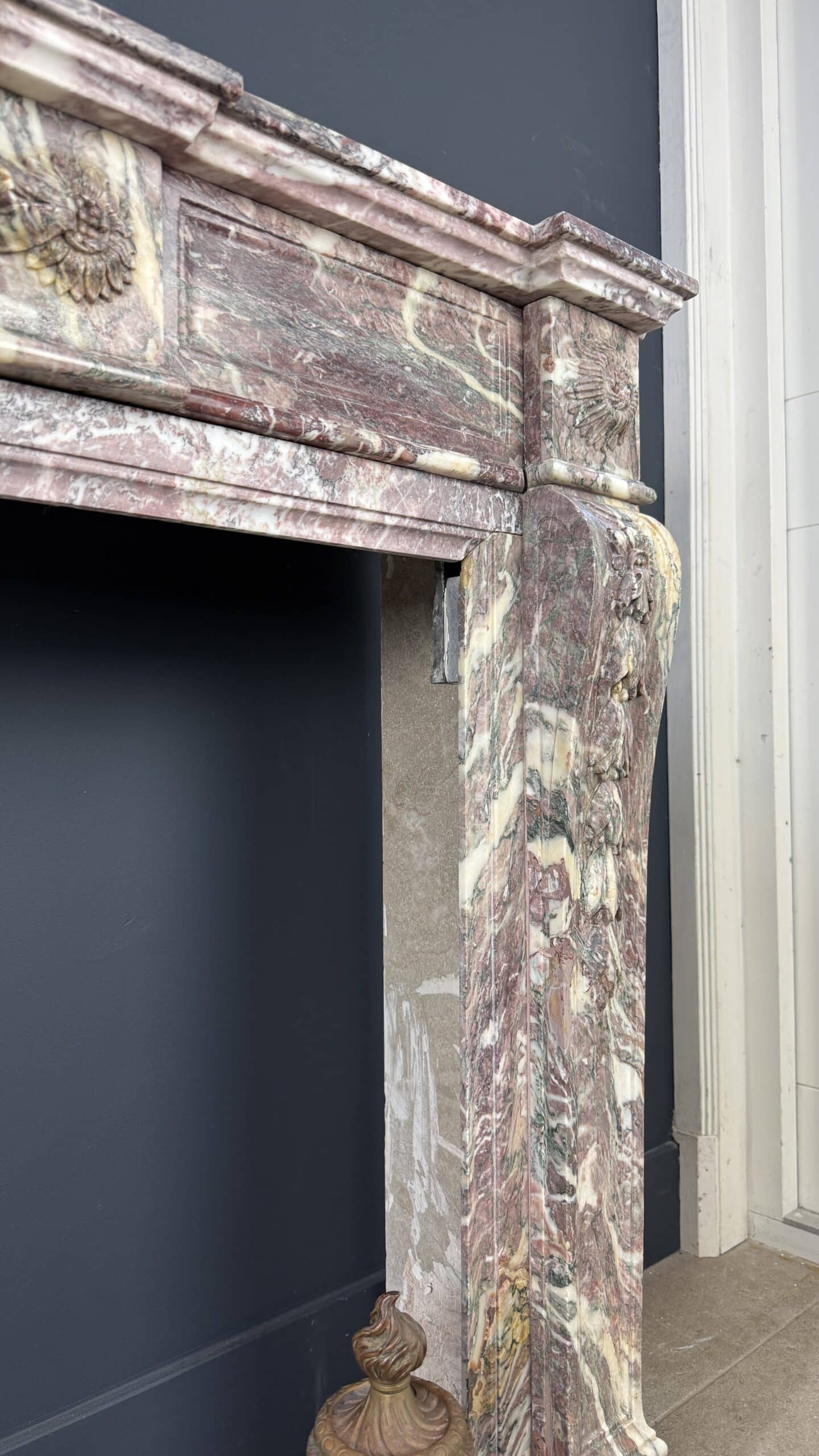 Elegante Antieke Frontschouw in Klassieke Louis XVI-stijl mantel