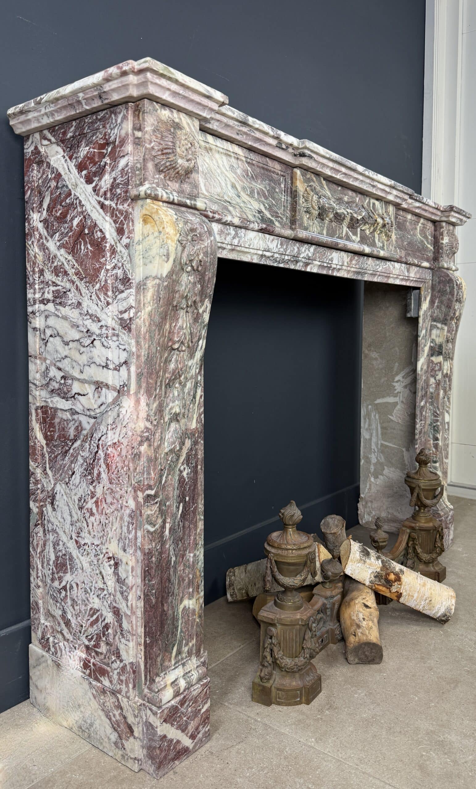 Elegante Antieke Frontschouw in Klassieke Louis XVI-stijl mantel