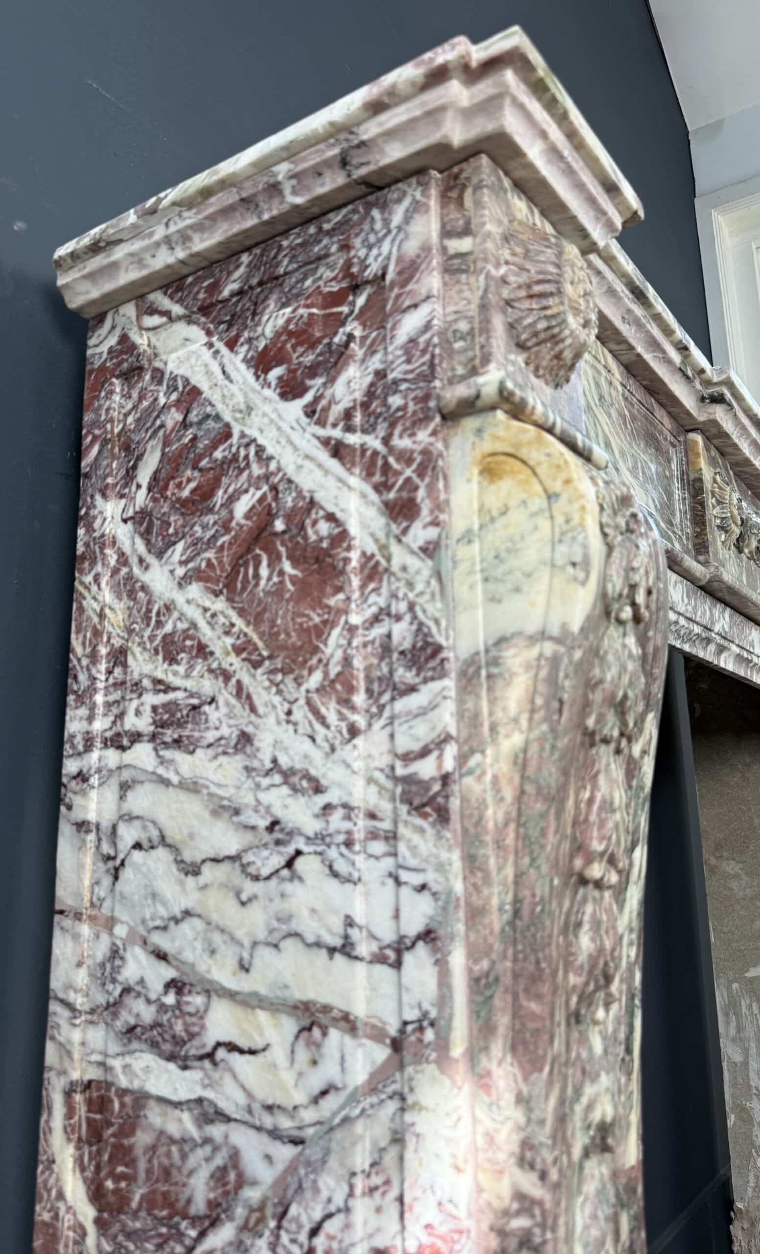 Elegante Antieke Frontschouw in Klassieke Louis XVI-stijl mantel