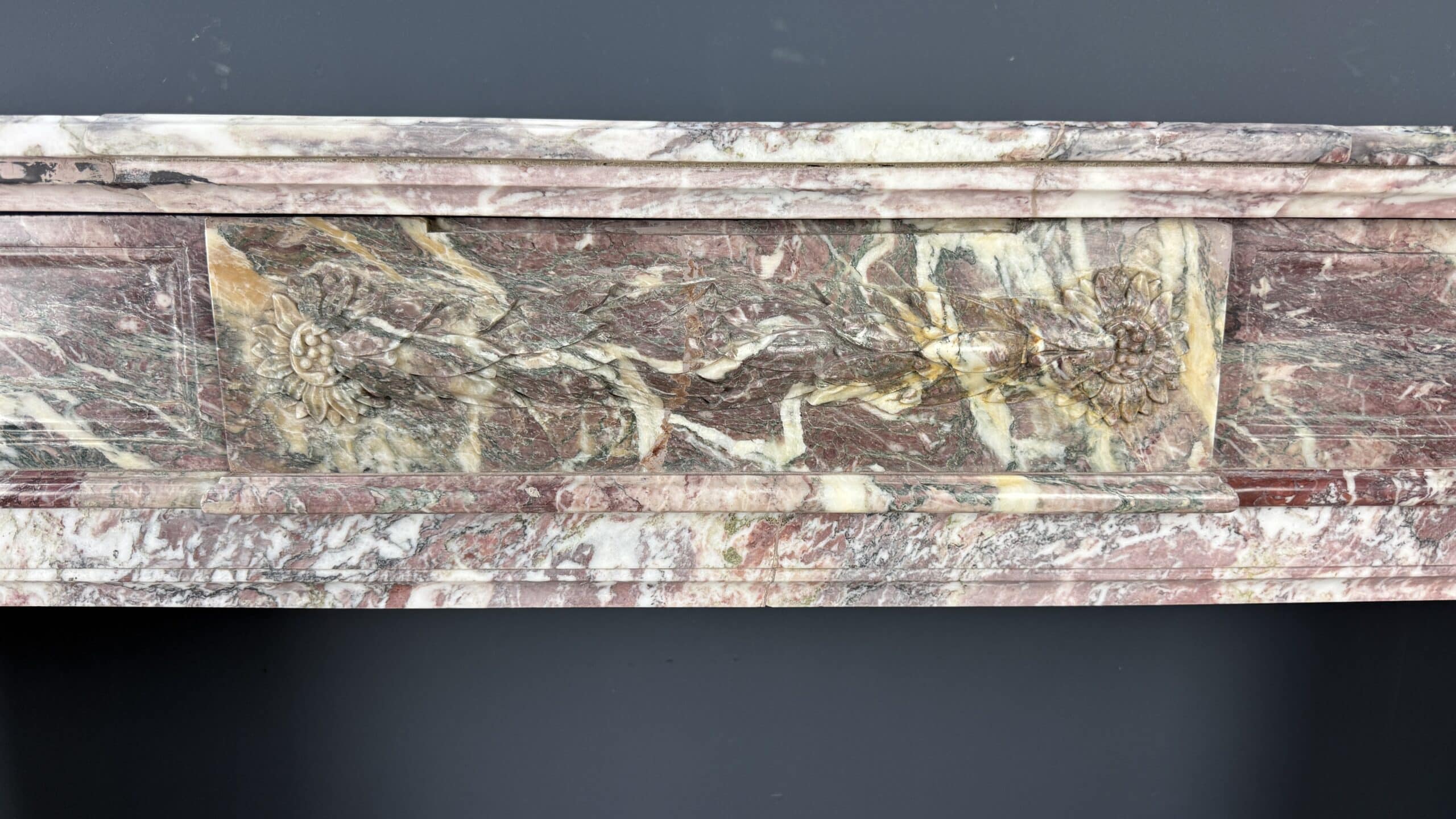 Elegante Antieke Frontschouw in Klassieke Louis XVI-stijl mantel
