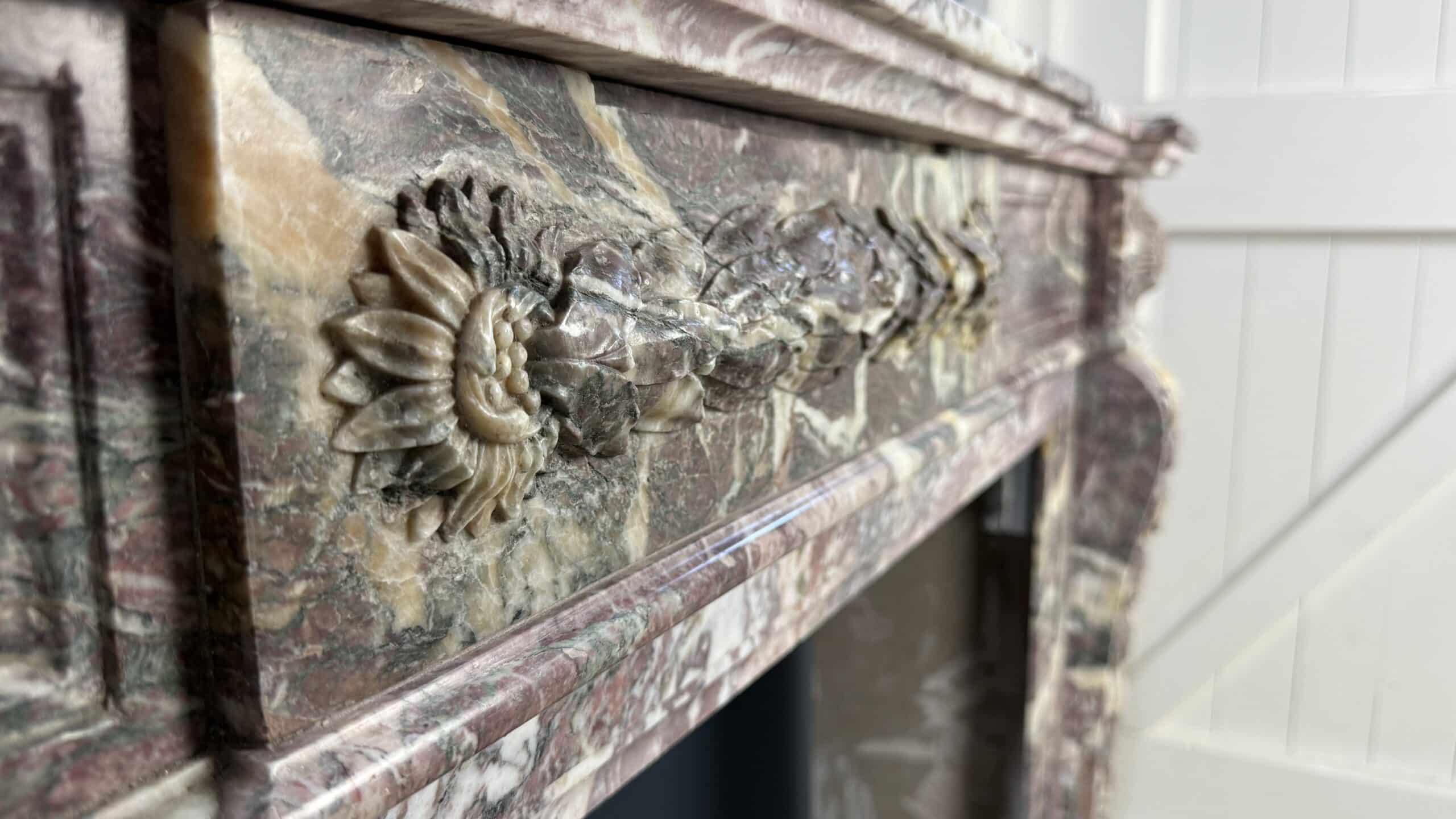 Elegante Antieke Frontschouw in Klassieke Louis XVI-stijl mantel
