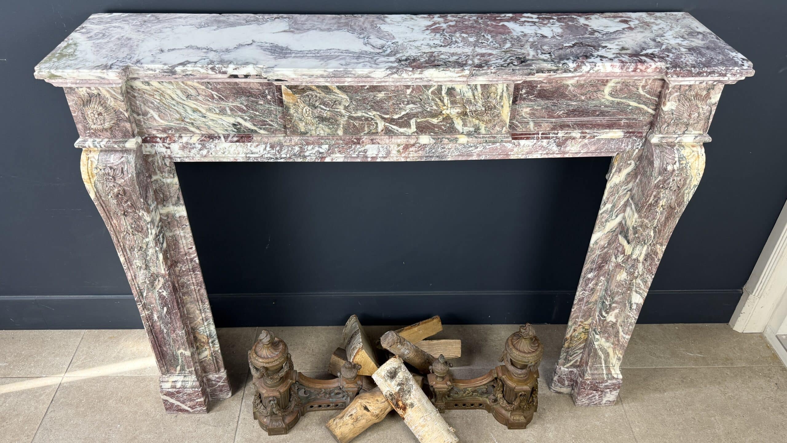 Elegante Antieke Frontschouw in Klassieke Louis XVI-stijl mantel