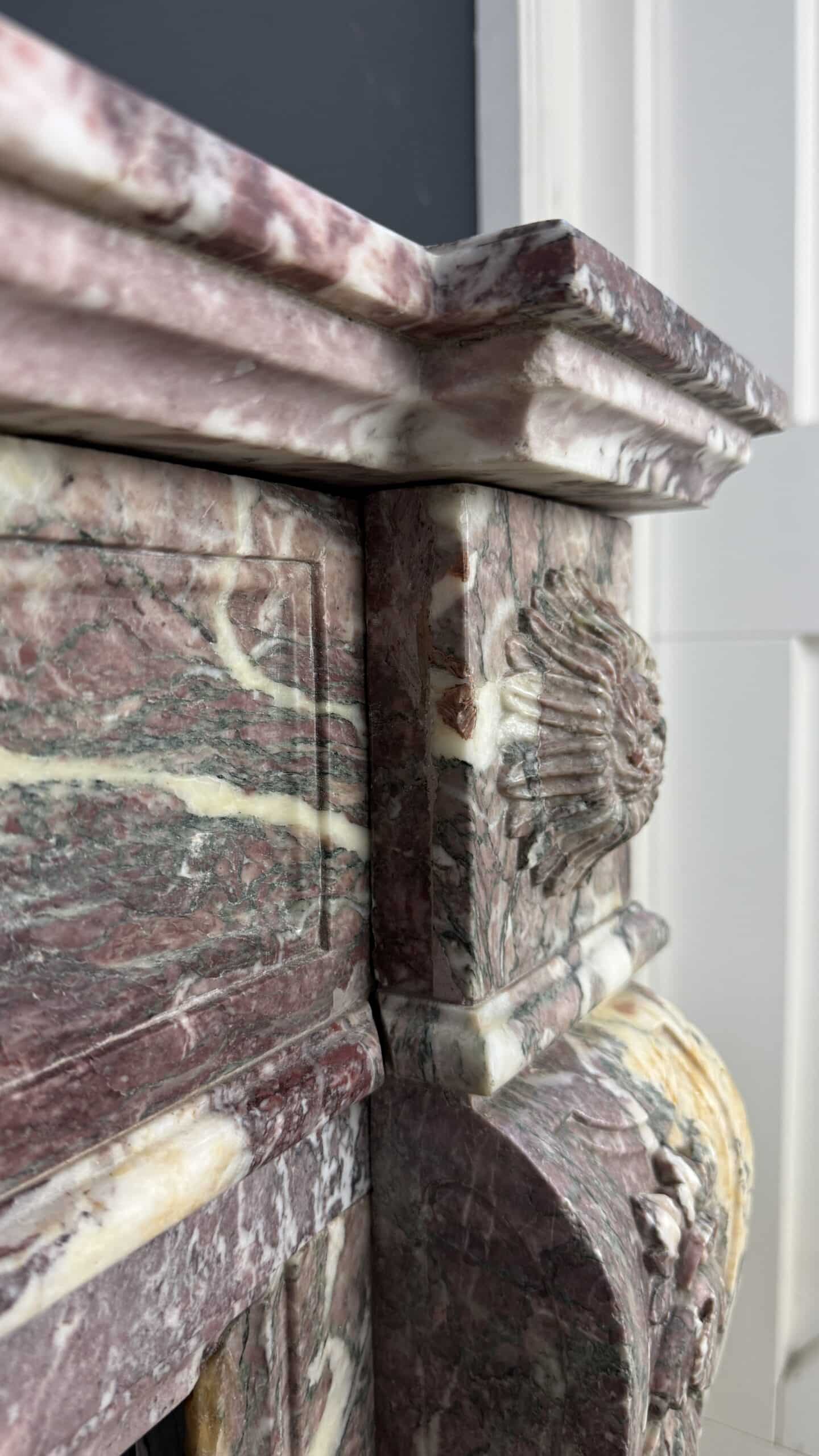 Elegante Antieke Frontschouw in Klassieke Louis XVI-stijl