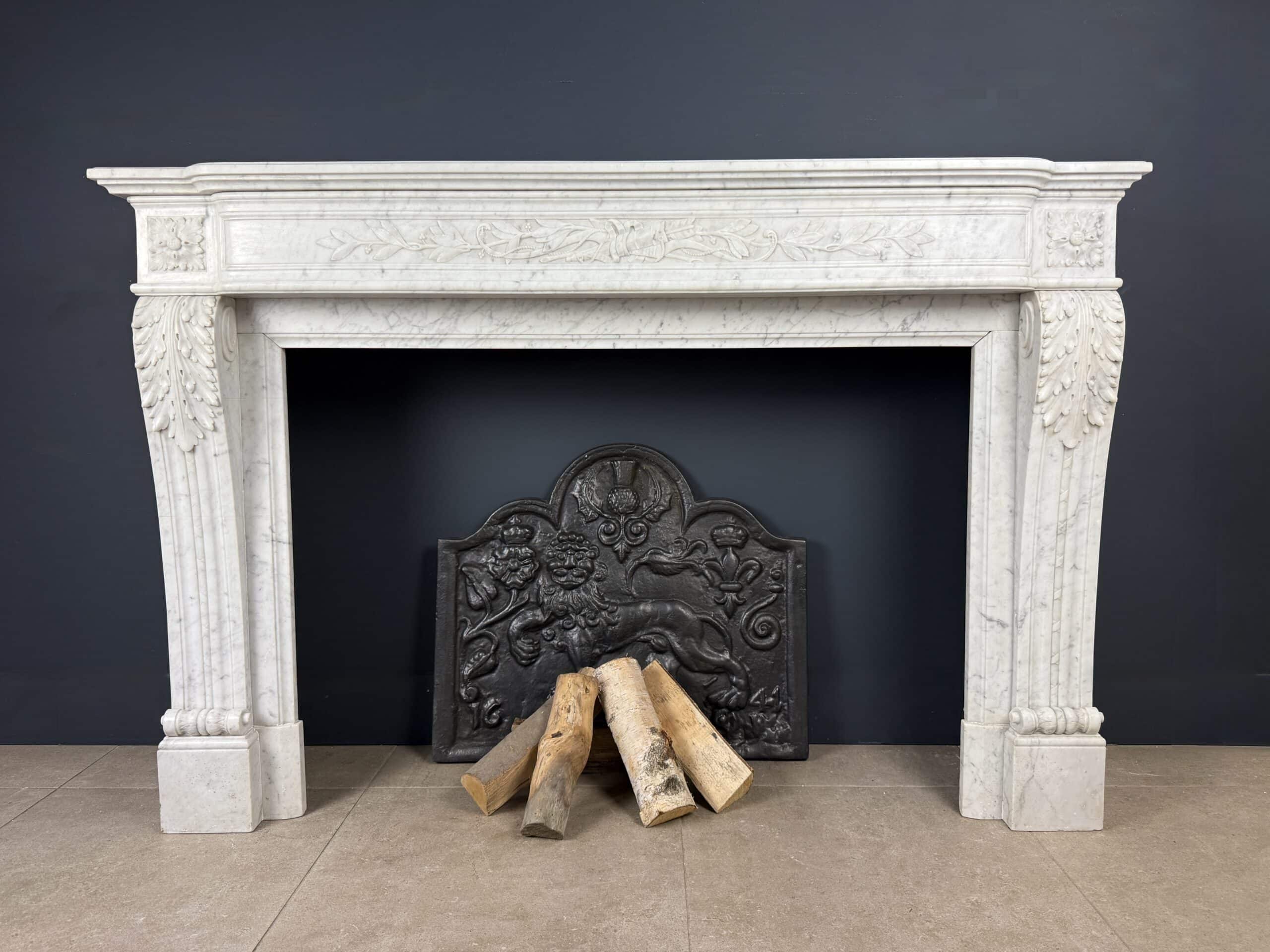 Antieke Louis XVI Schouw in Carrara Marmer met Pijlenkoker Ornament en Messing Roosters mantel