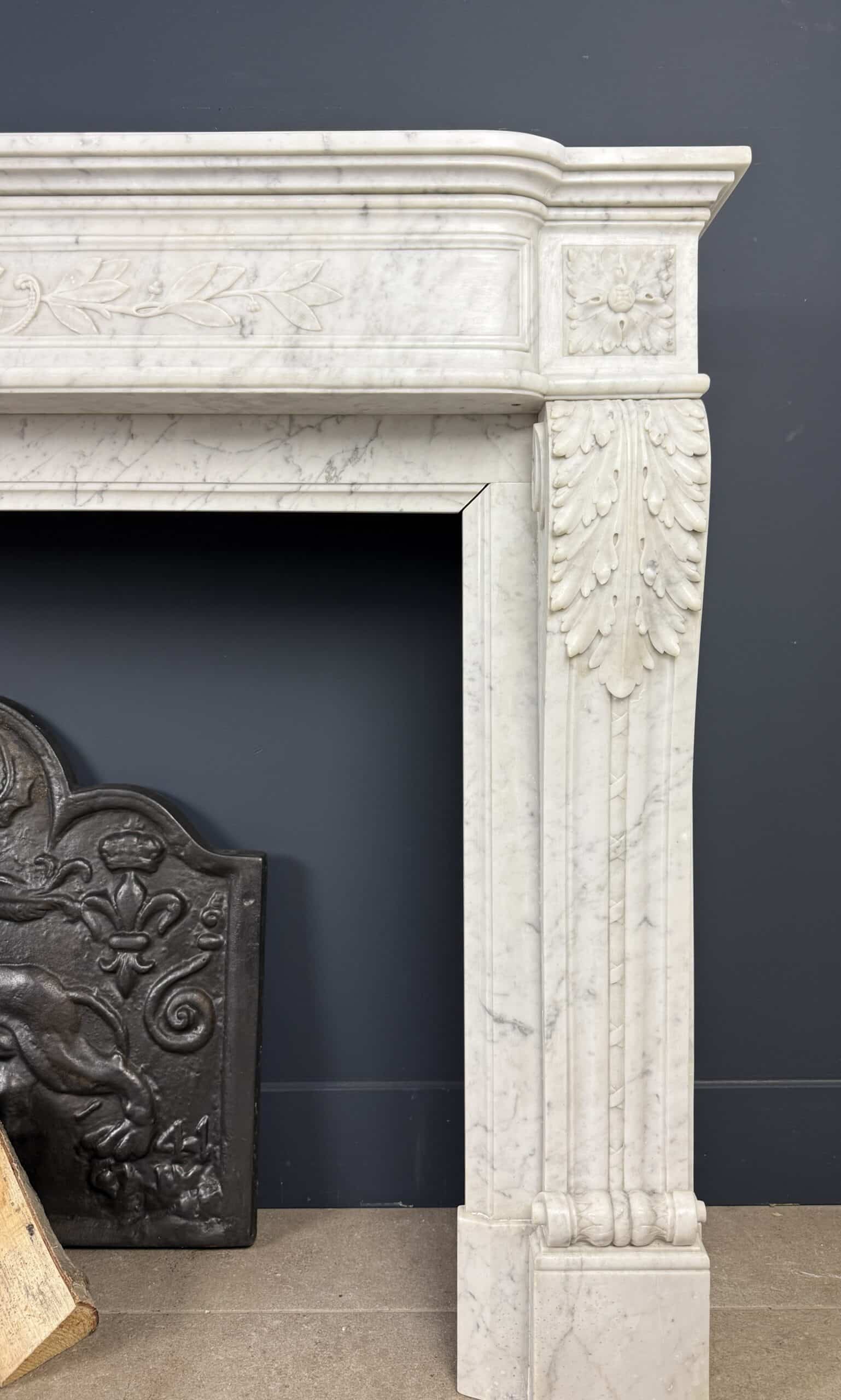 Antieke Louis XVI Schouw in Carrara Marmer met Pijlenkoker Ornament en Messing Roosters mantel