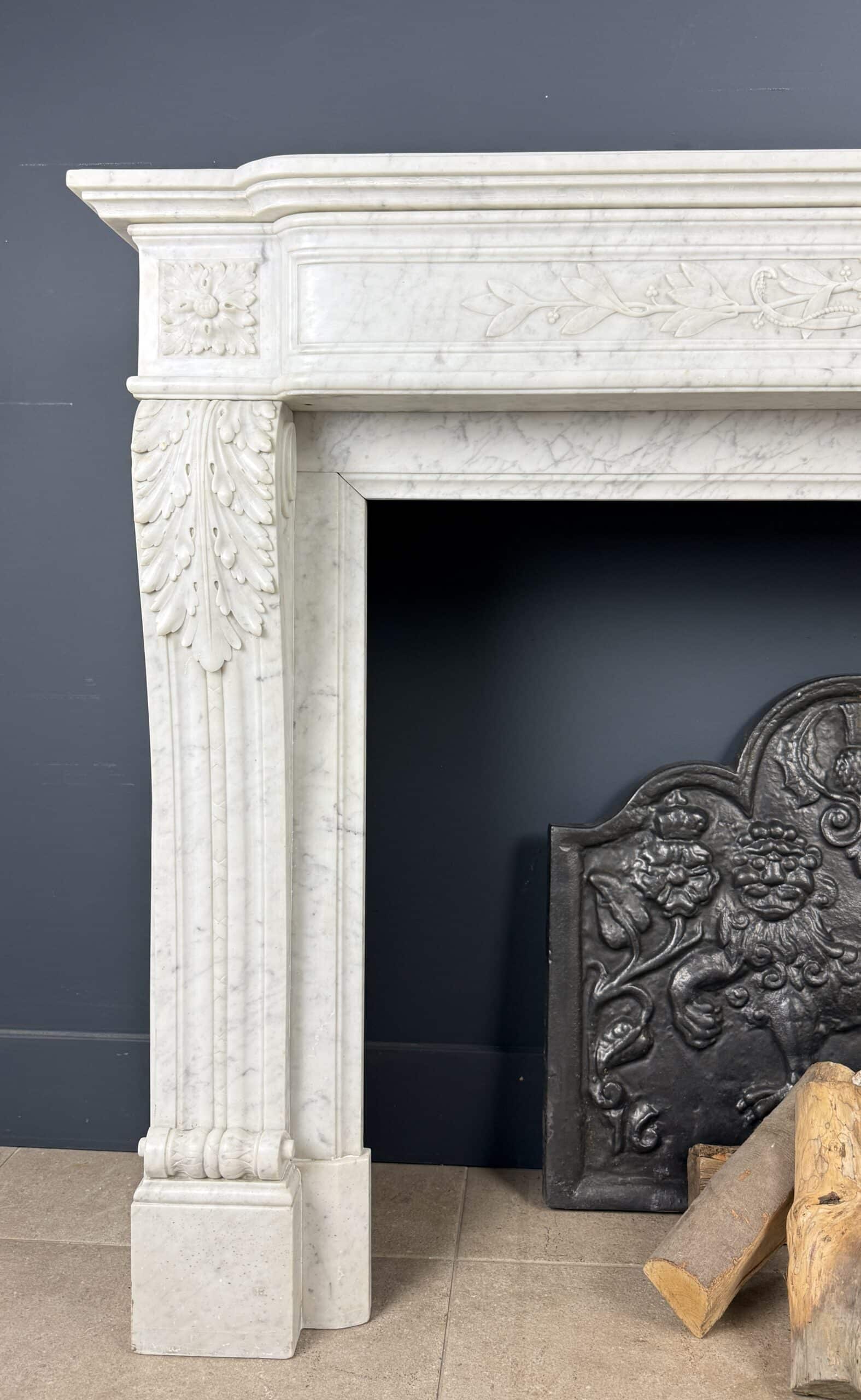 Antieke Louis XVI Schouw in Carrara Marmer met Pijlenkoker Ornament en Messing Roosters mantel