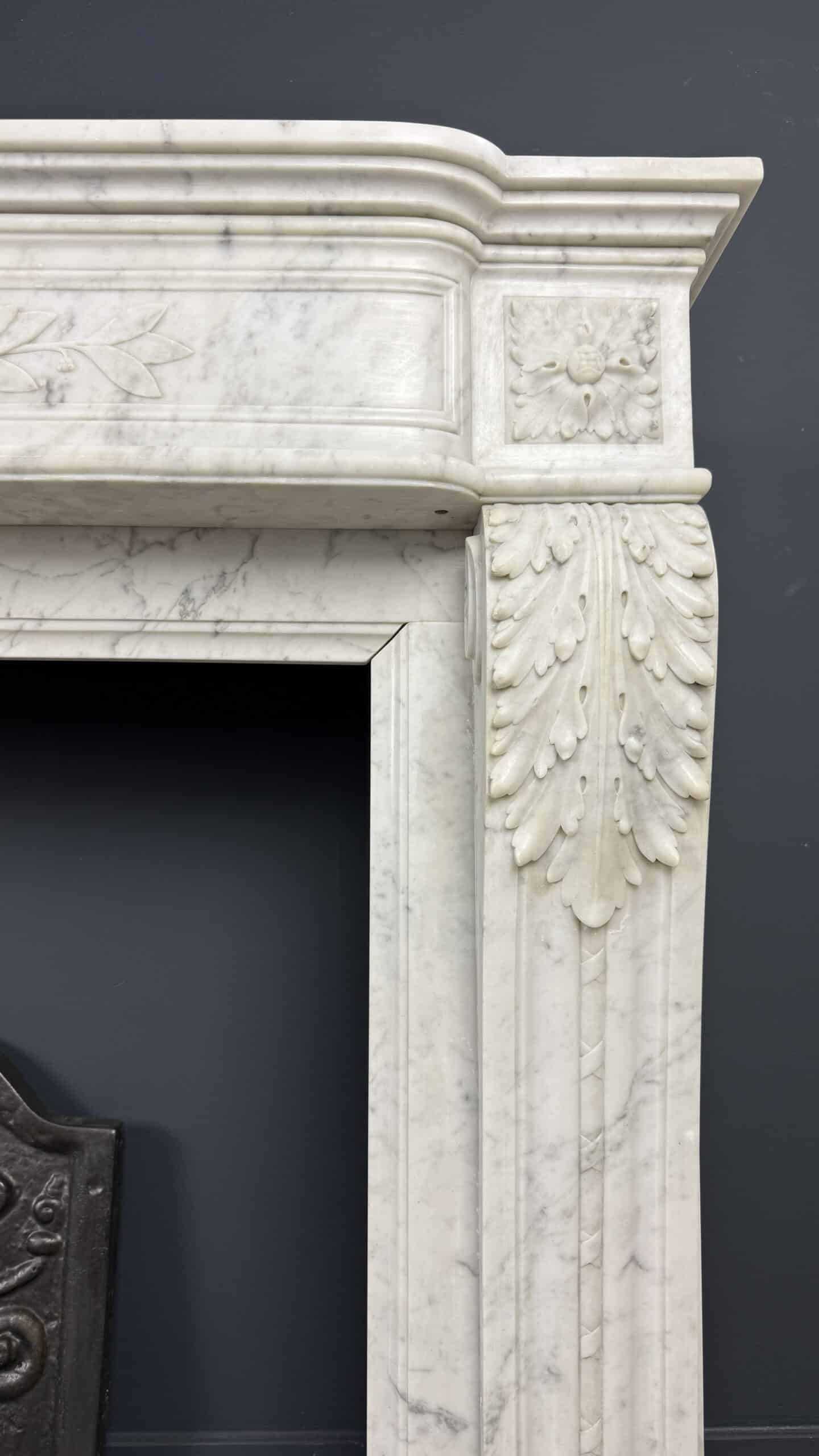 Antieke Louis XVI Schouw in Carrara Marmer met Pijlenkoker Ornament en Messing Roosters mantel