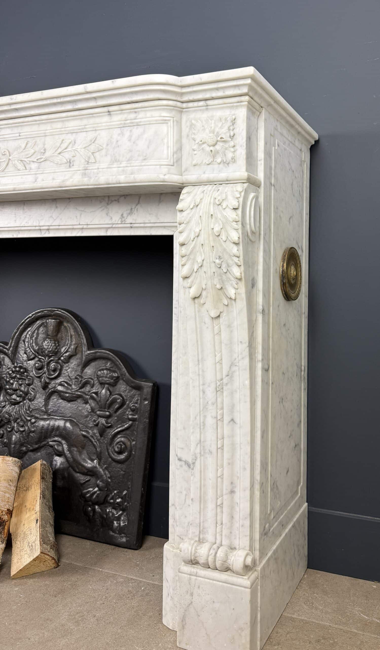 Antieke Louis XVI Schouw in Carrara Marmer met Pijlenkoker Ornament en Messing Roosters mantel