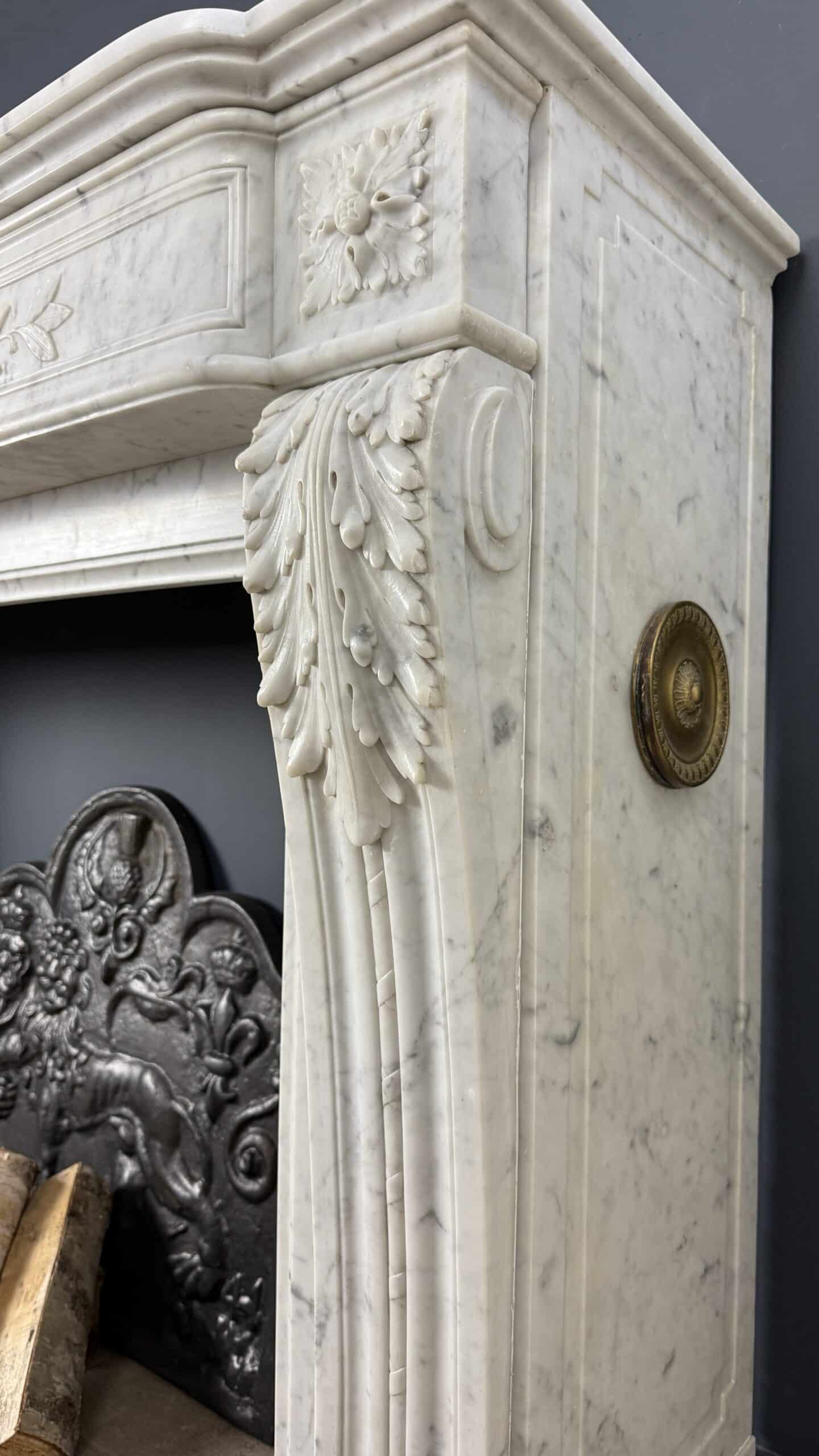 Antieke Louis XVI Schouw in Carrara Marmer met Pijlenkoker Ornament en Messing Roosters mantel