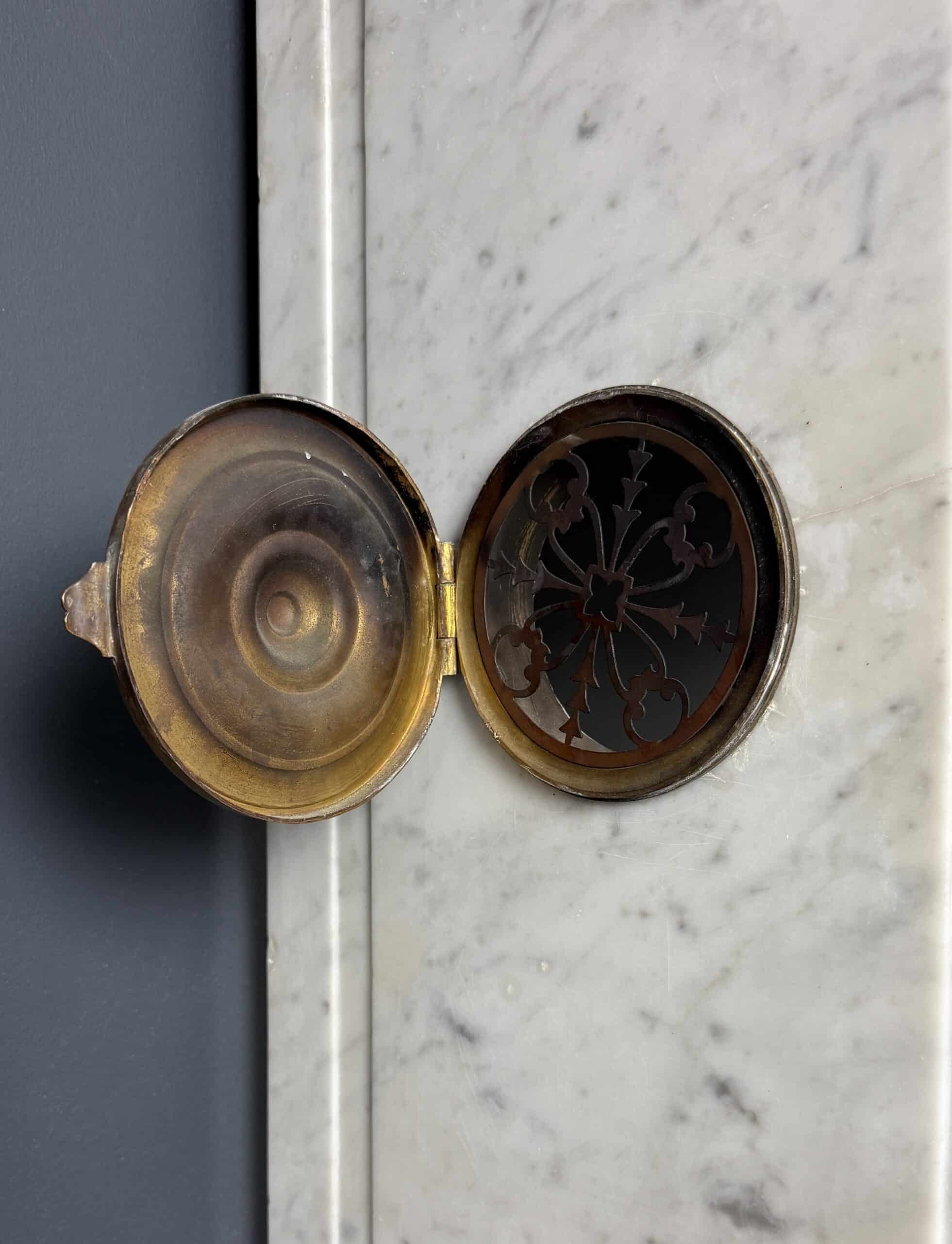 Antieke Louis XVI Schouw in Carrara Marmer met Pijlenkoker Ornament en Messing Roosters mantel