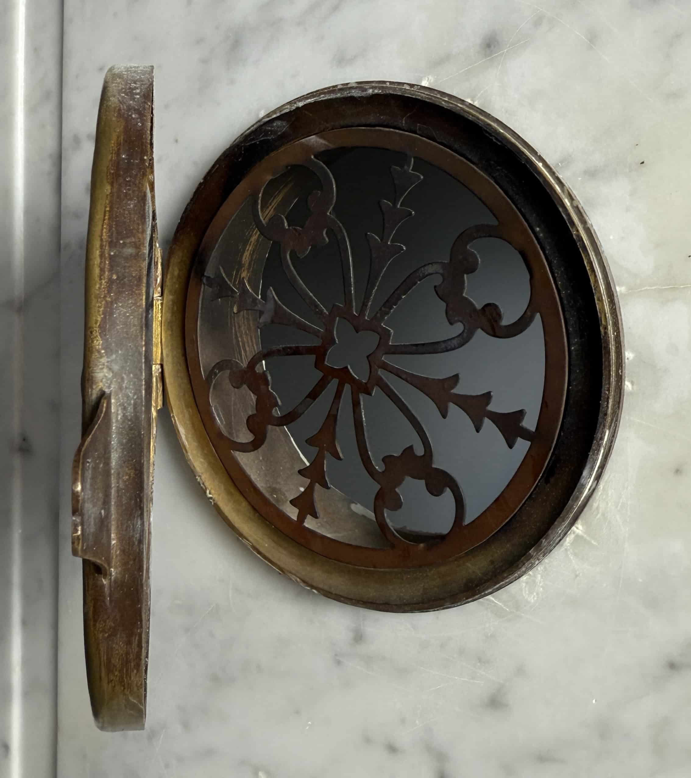 Antieke Louis XVI Schouw in Carrara Marmer met Pijlenkoker Ornament en Messing Roosters mantel
