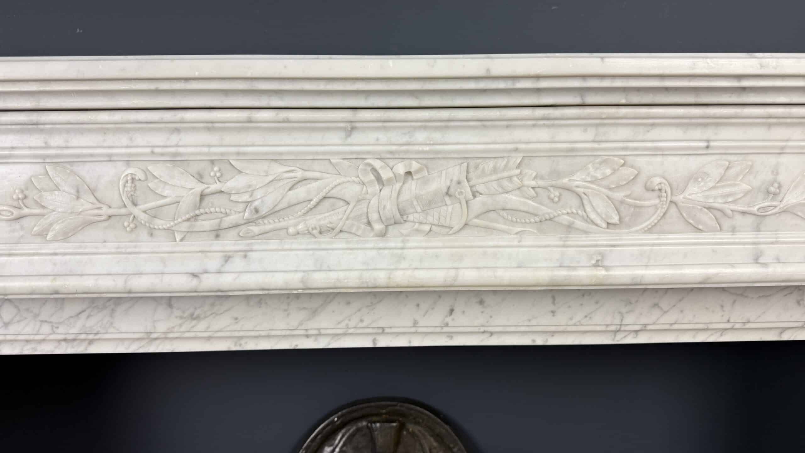 Antieke Louis XVI Schouw in Carrara Marmer met Pijlenkoker Ornament en Messing Roosters mantel