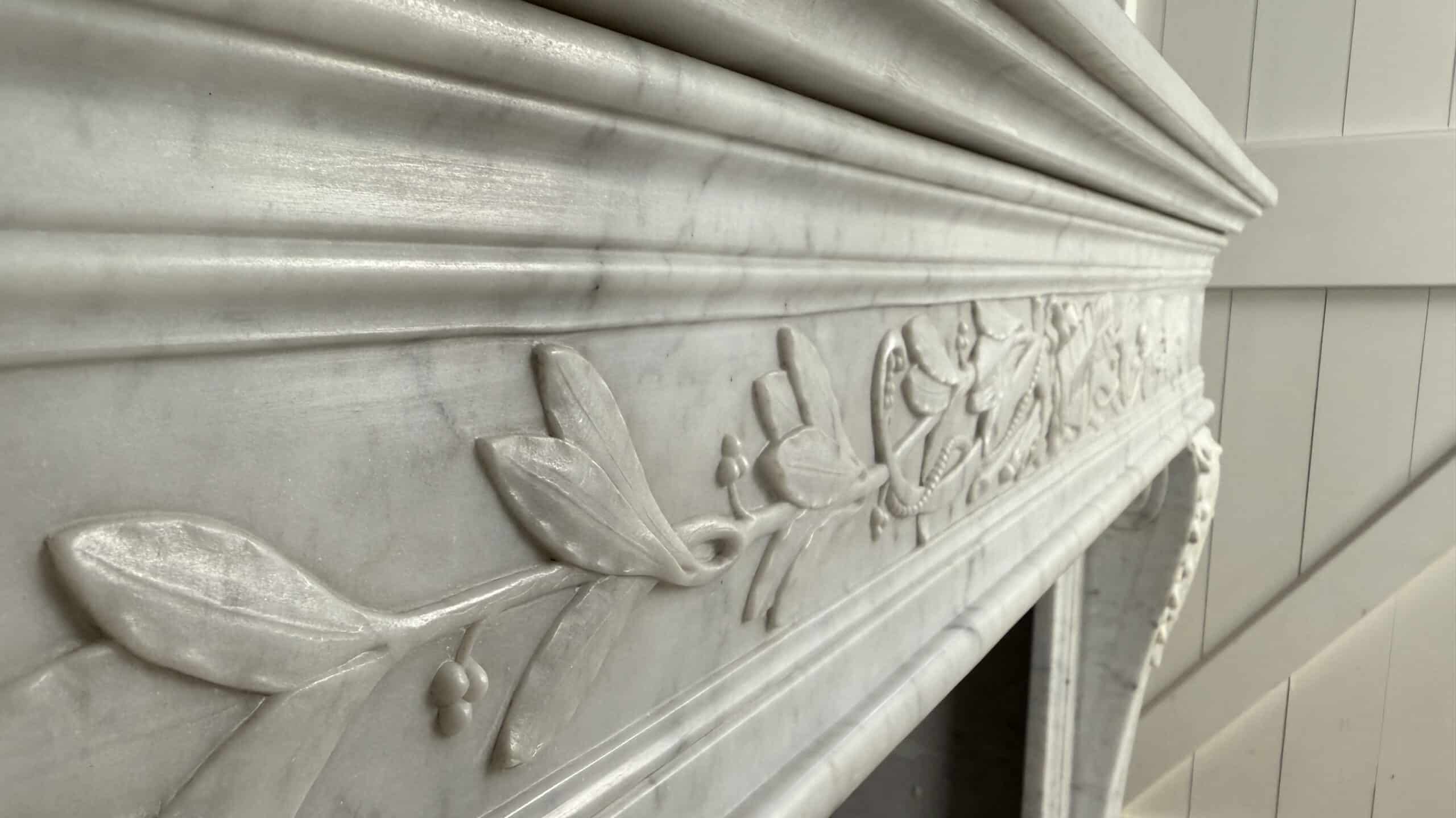 Antieke Louis XVI Schouw in Carrara Marmer met Pijlenkoker Ornament en Messing Roosters mantel