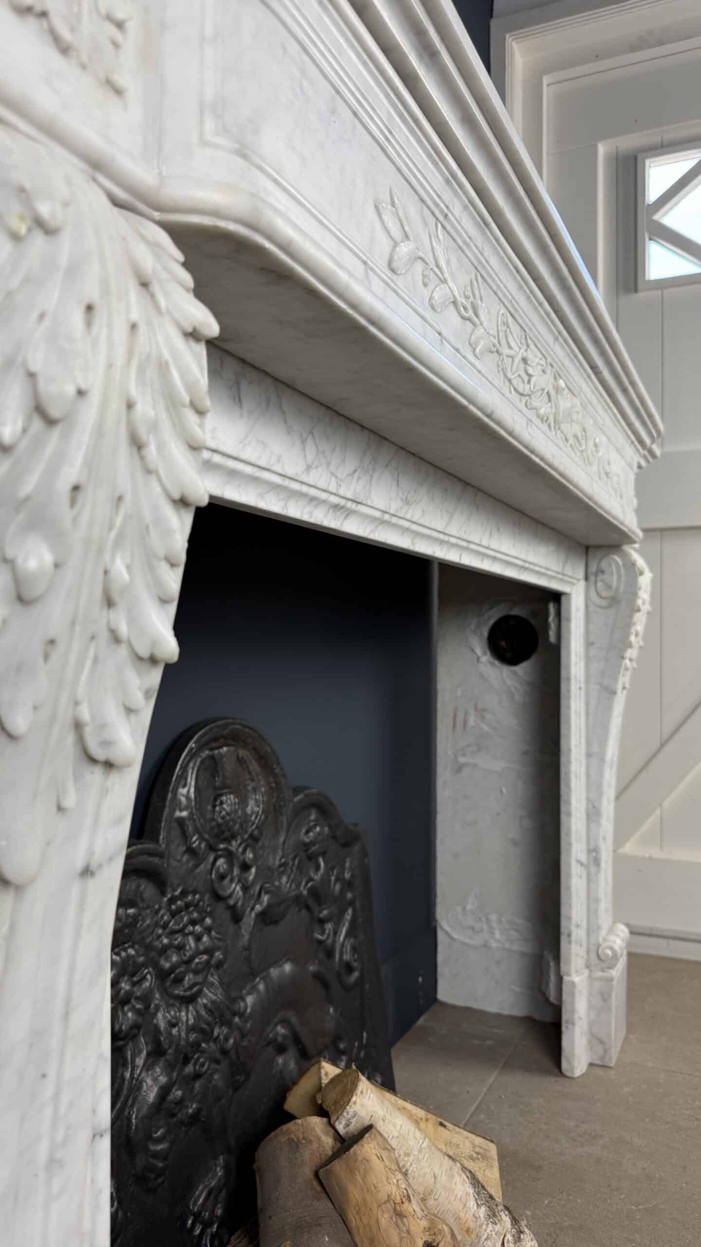 Antieke Louis XVI Schouw in Carrara Marmer met Pijlenkoker Ornament en Messing Roosters mantel