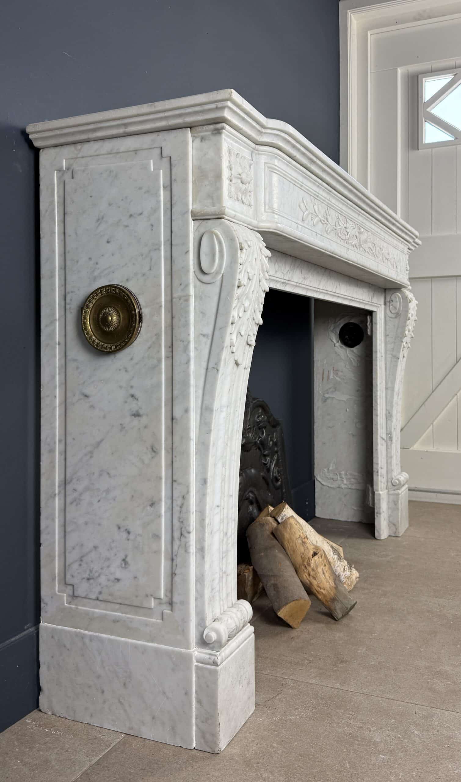 Antieke Louis XVI Schouw in Carrara Marmer met Pijlenkoker Ornament en Messing Roosters mantel