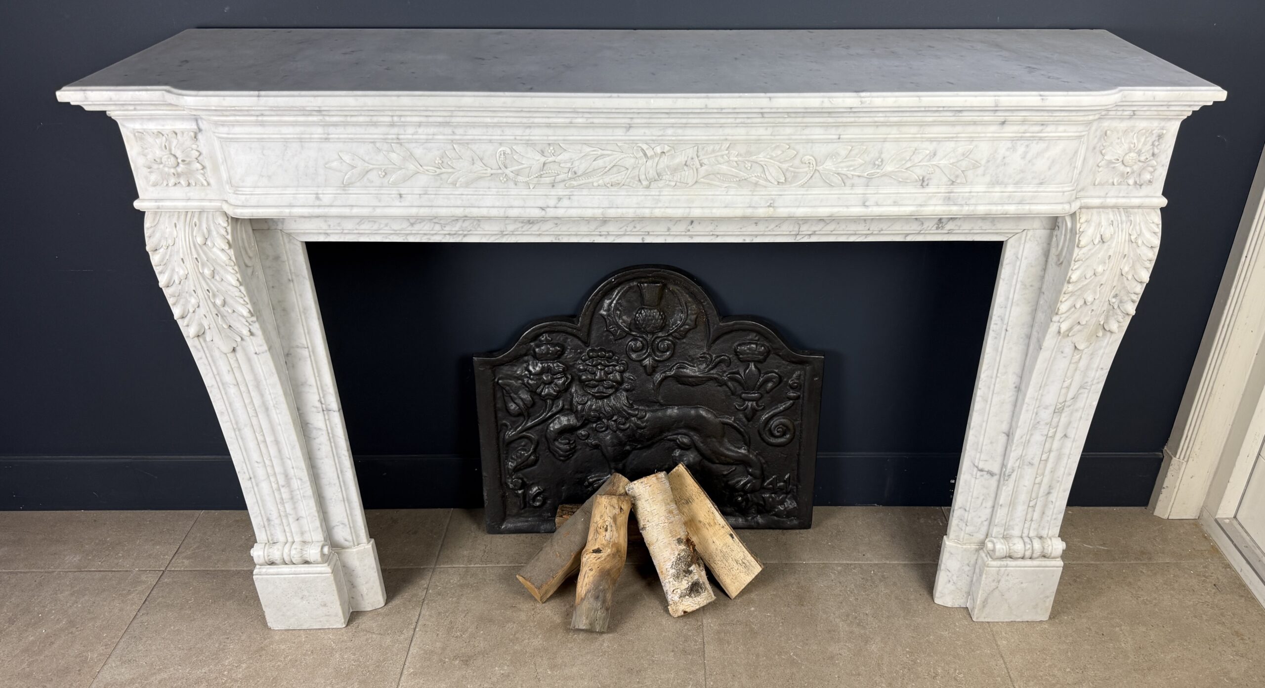 Antieke Louis XVI Schouw in Carrara Marmer met Pijlenkoker Ornament en Messing Roosters mantel