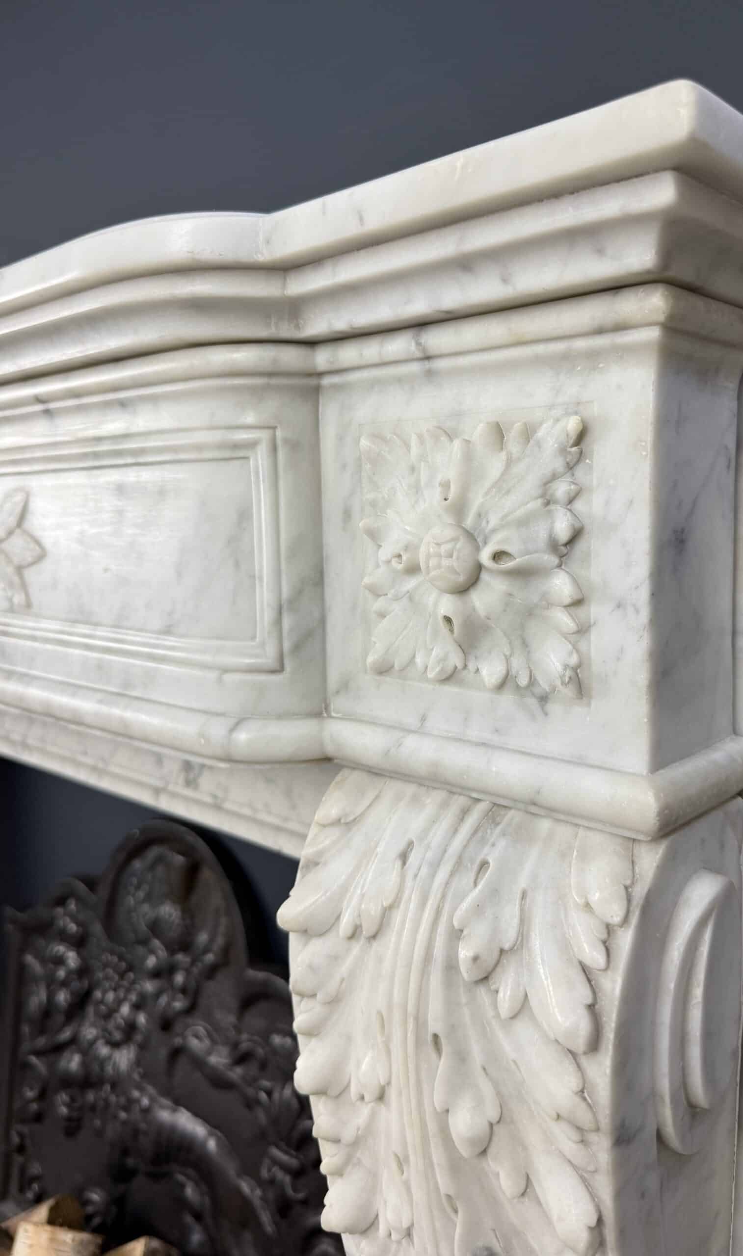 Antieke Louis XVI Schouw in Carrara Marmer met Pijlenkoker Ornament en Messing Roosters mantel