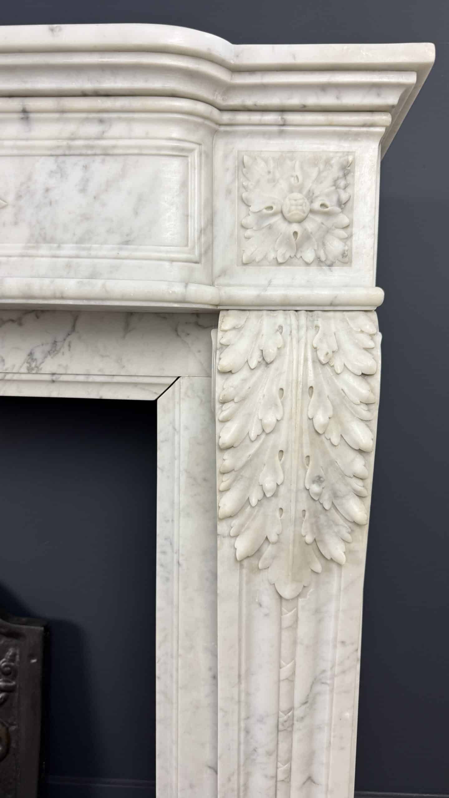 Antieke Louis XVI Schouw in Carrara Marmer met Pijlenkoker Ornament en Messing Roosters mantelAntieke Louis XVI Schouw in Carrara Marmer met Pijlenkoker Ornament en Messing Roosters mantel