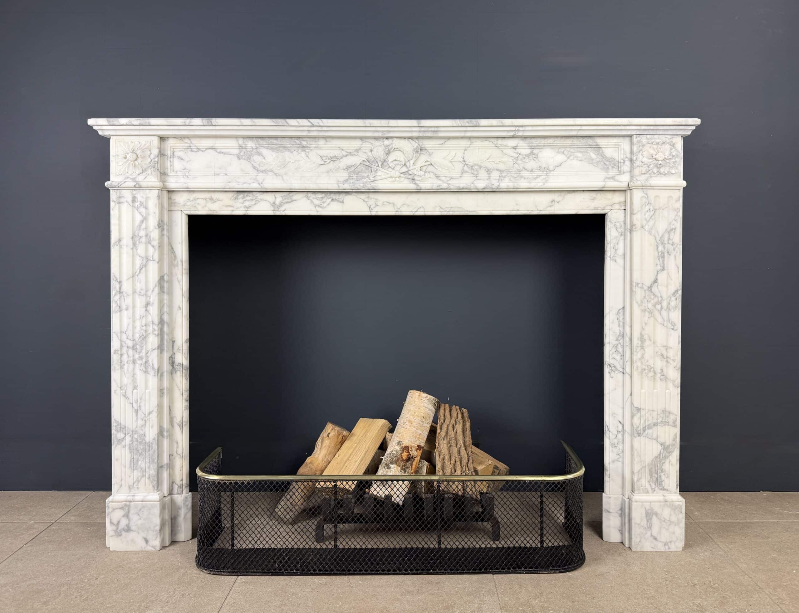 Frontschouw in Arabescato Marmer met Bloemmotief, Ornament en Freeswerk