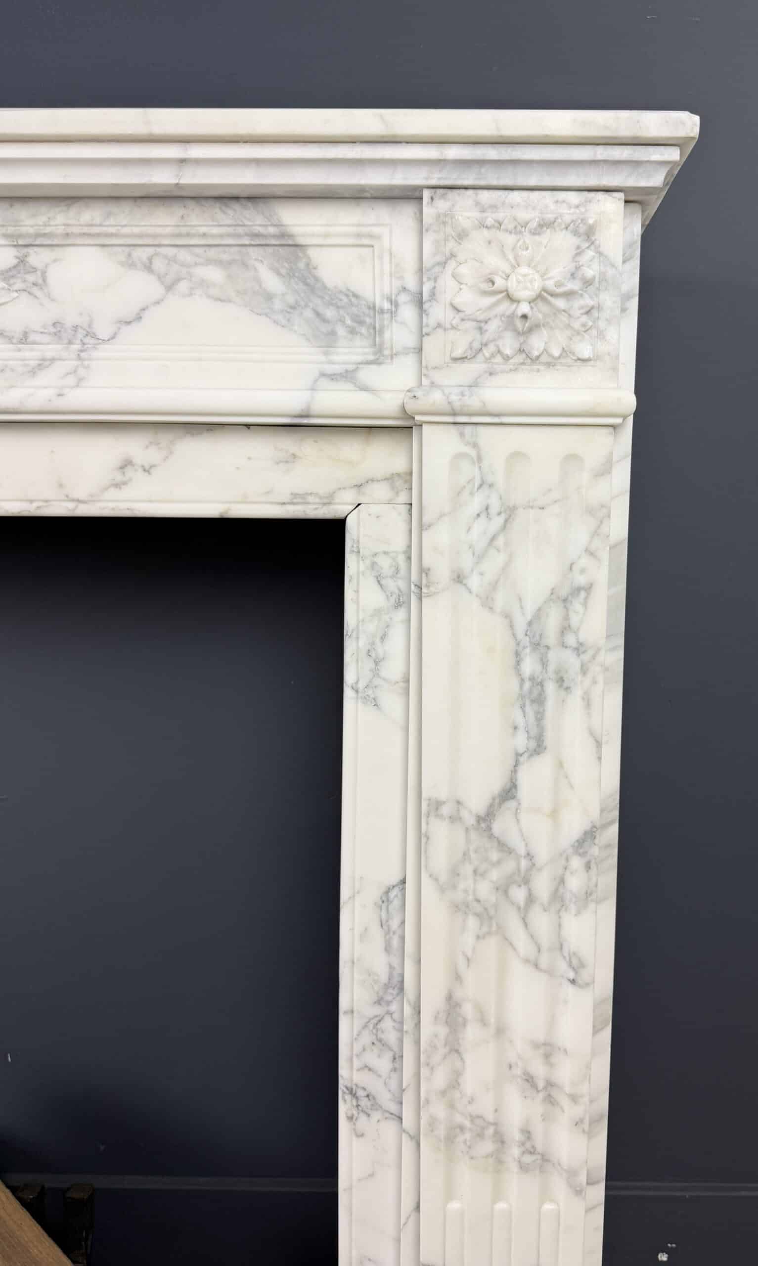 Frontschouw in Arabescato Marmer met Bloemmotief, Ornament en Freeswerk