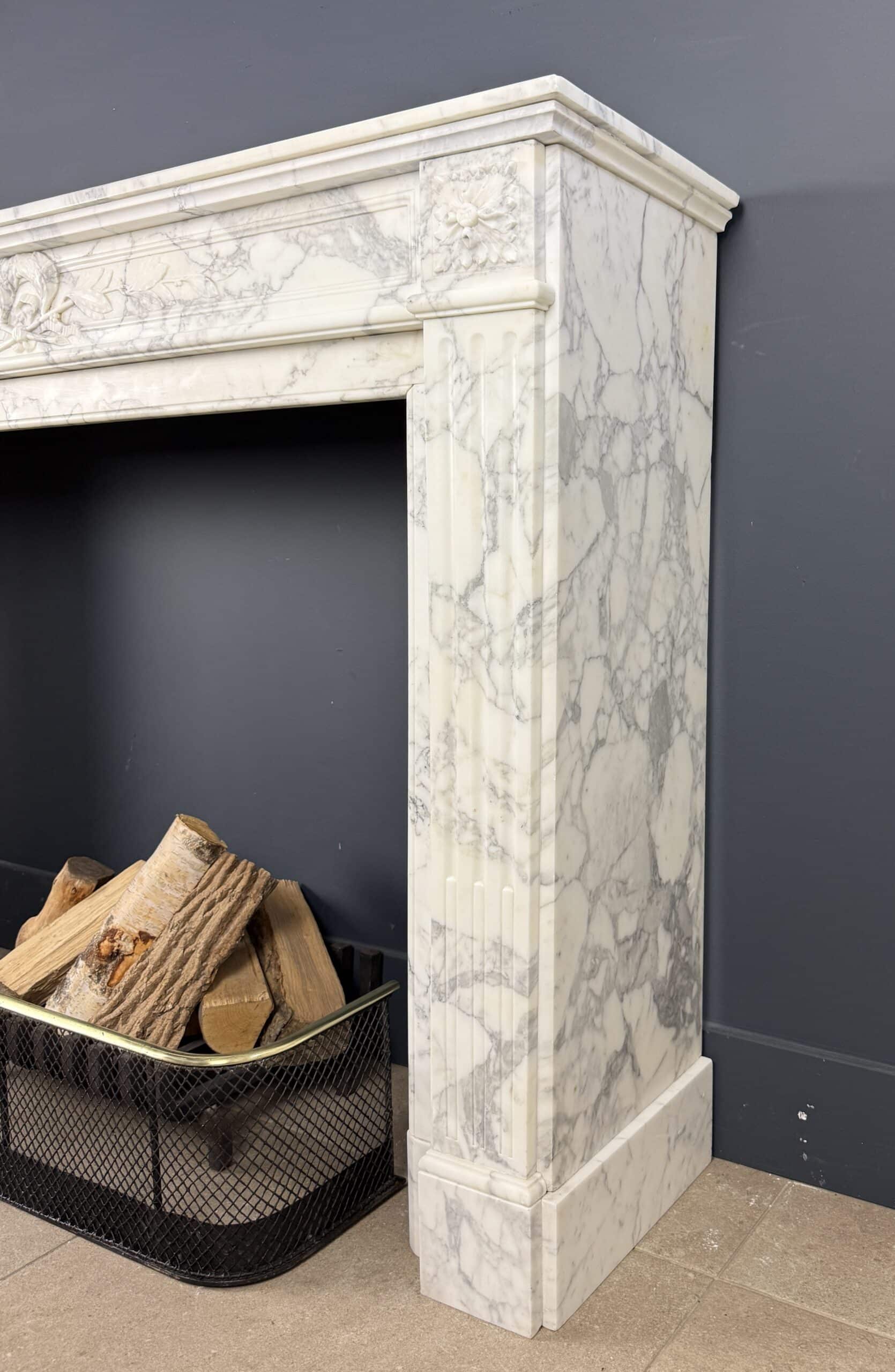 Frontschouw in Arabescato Marmer met Bloemmotief, Ornament en Freeswerk