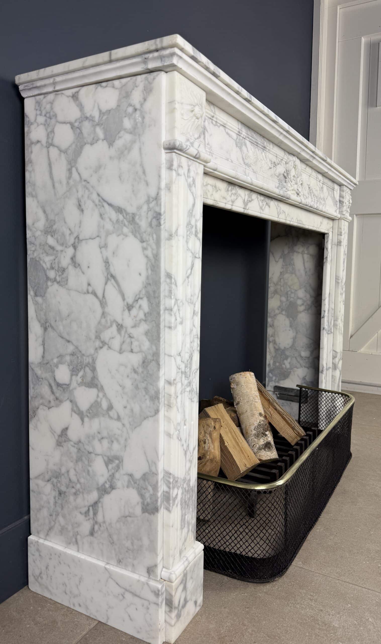 Frontschouw in Arabescato Marmer met Bloemmotief, Ornament en Freeswerk