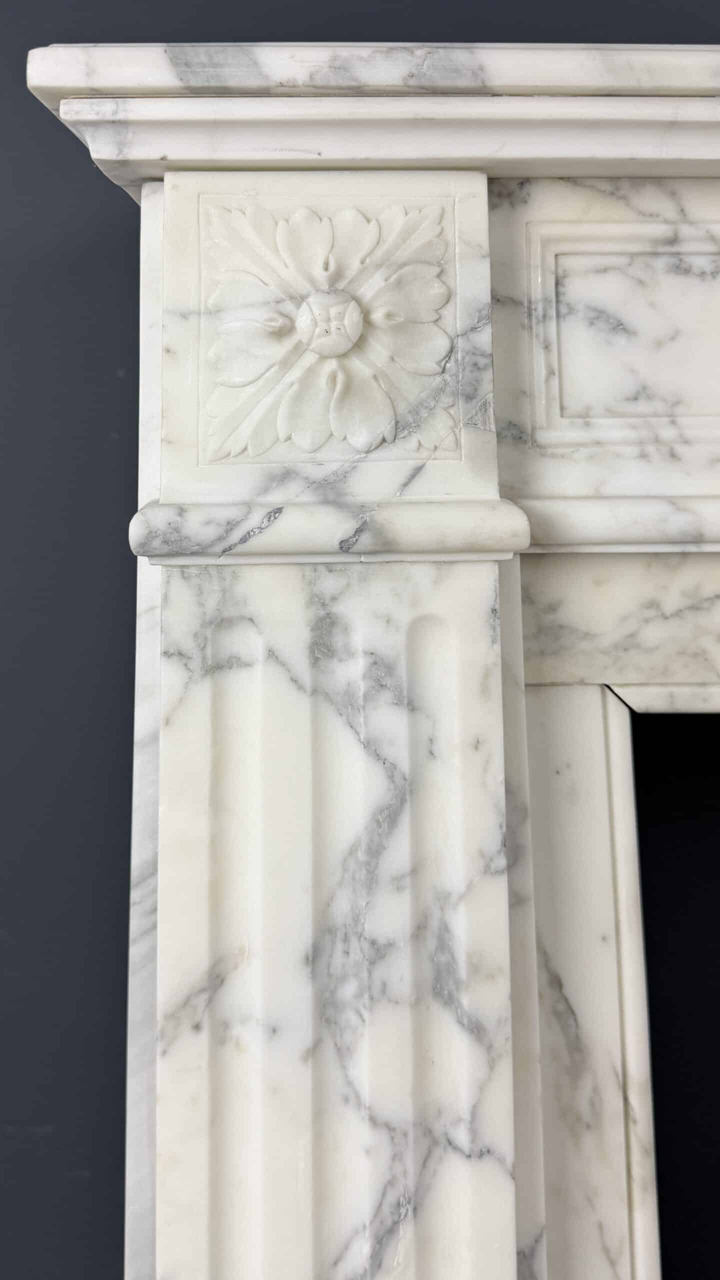 Frontschouw in Arabescato Marmer met Bloemmotief, Ornament en Freeswerk