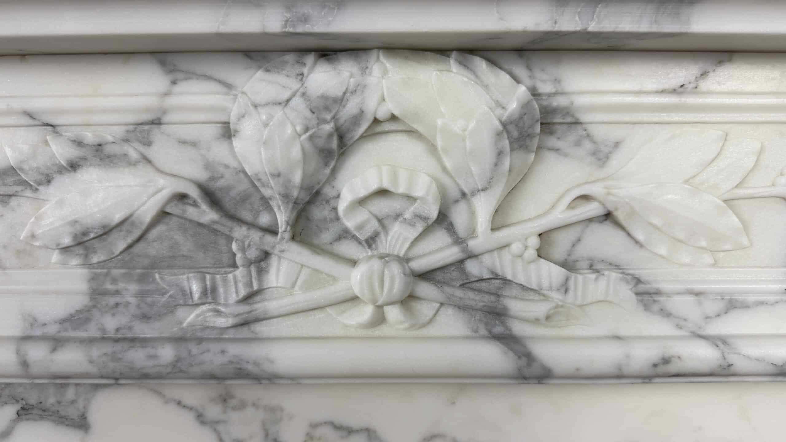 Frontschouw in Arabescato Marmer met Bloemmotief, Ornament en Freeswerk