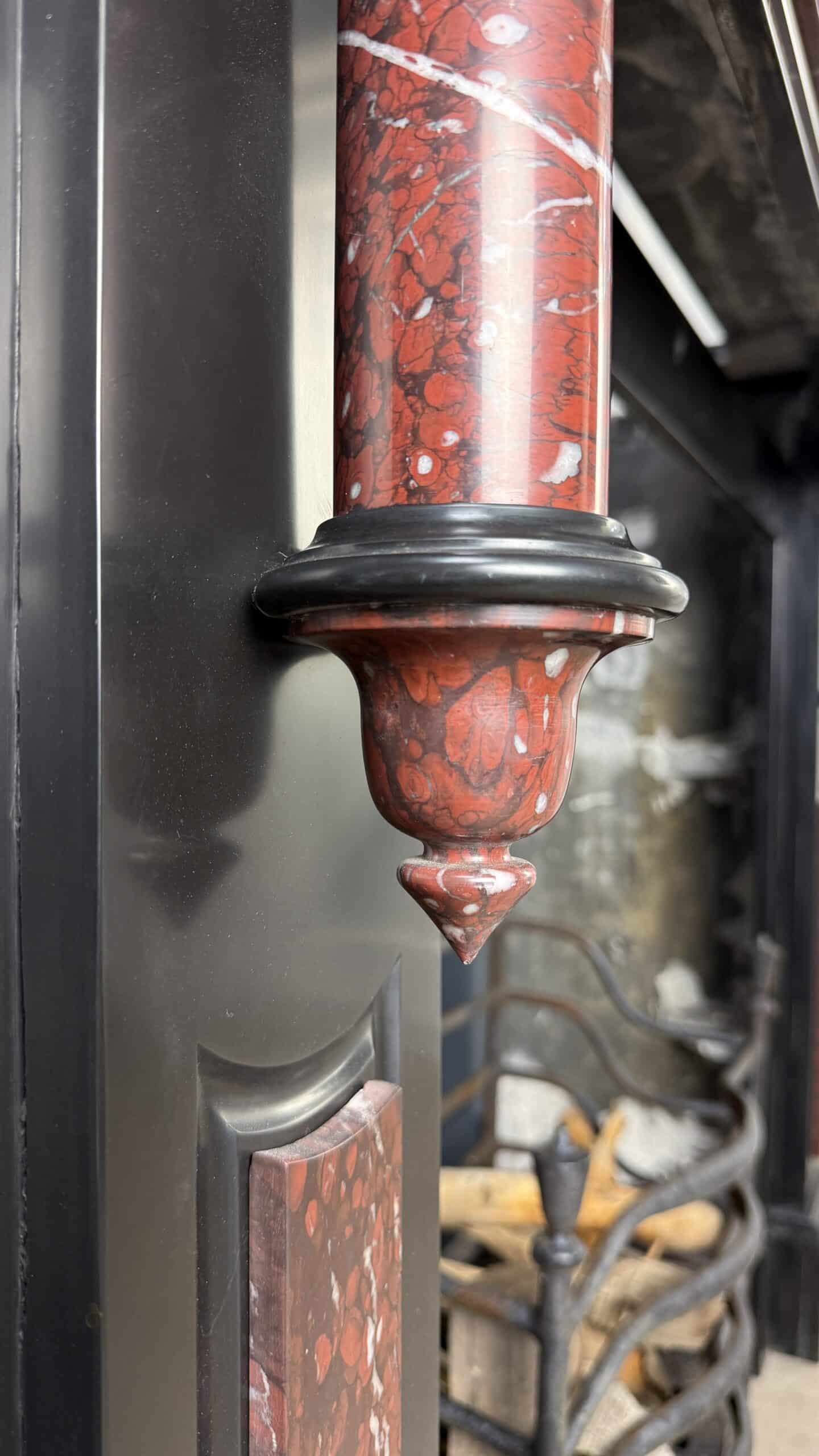 antieke zuilenschouw zwart rood
