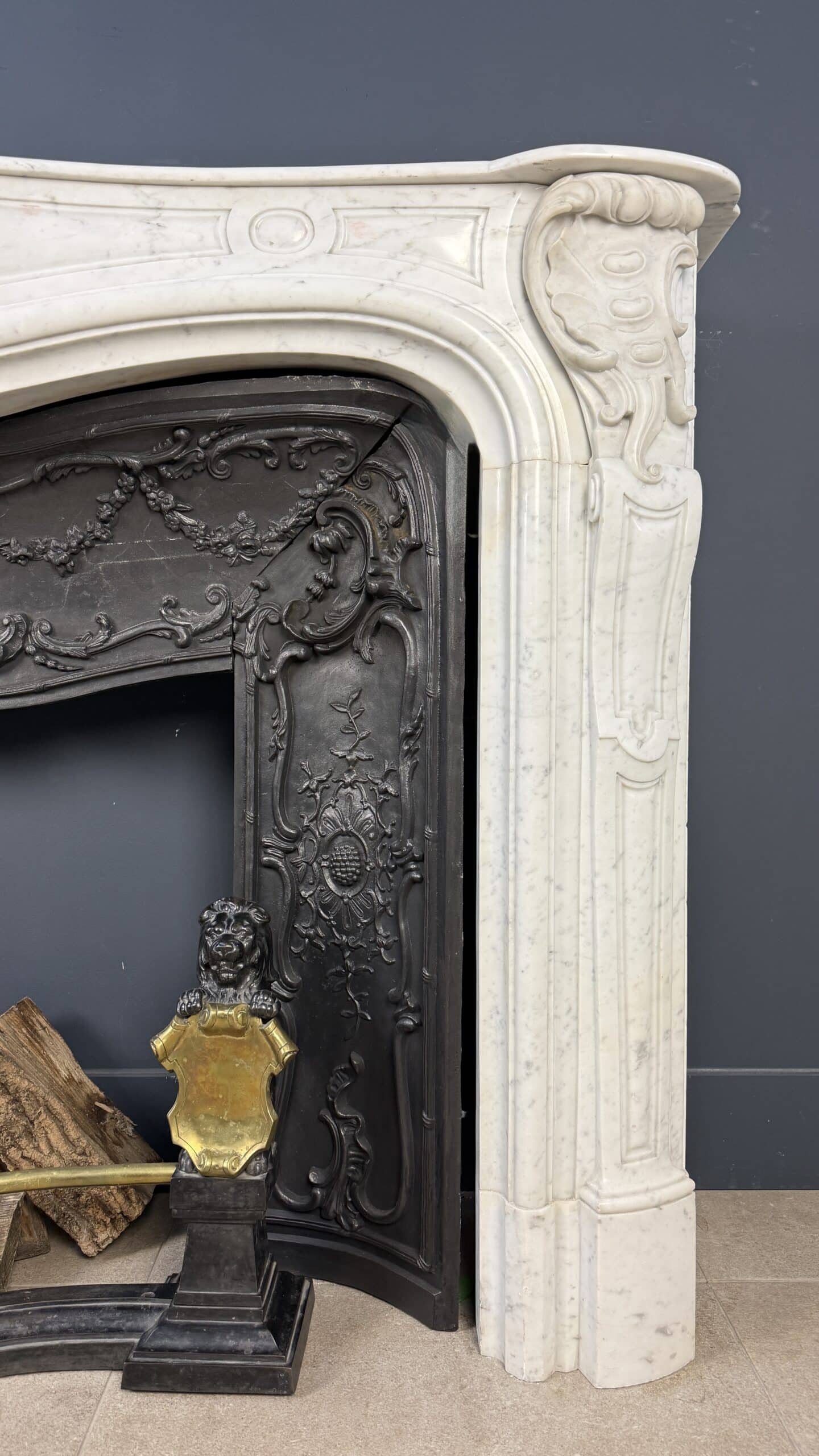 Antieke marmeren schouw in Rococo-stijl