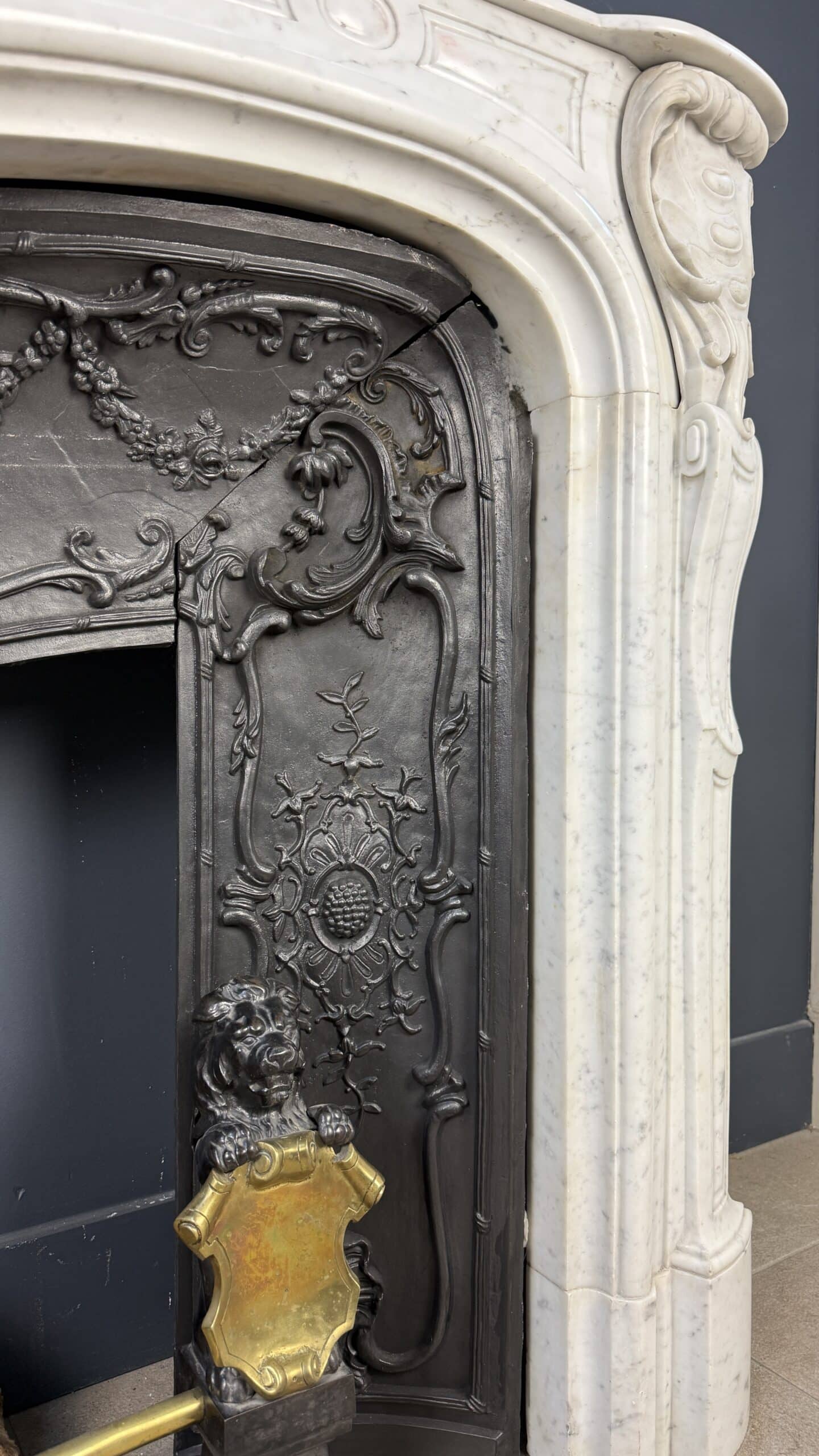 Antieke marmeren schouw in Rococo-stijl