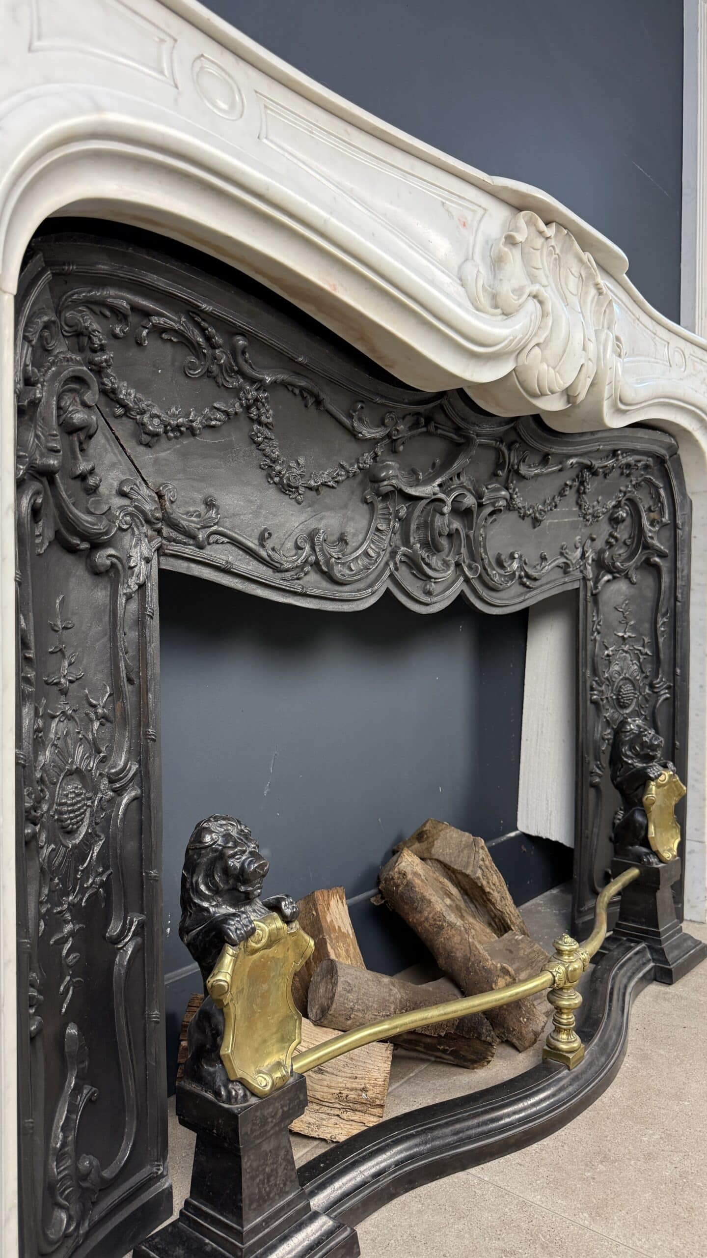 Antieke marmeren schouw in Rococo-stijl