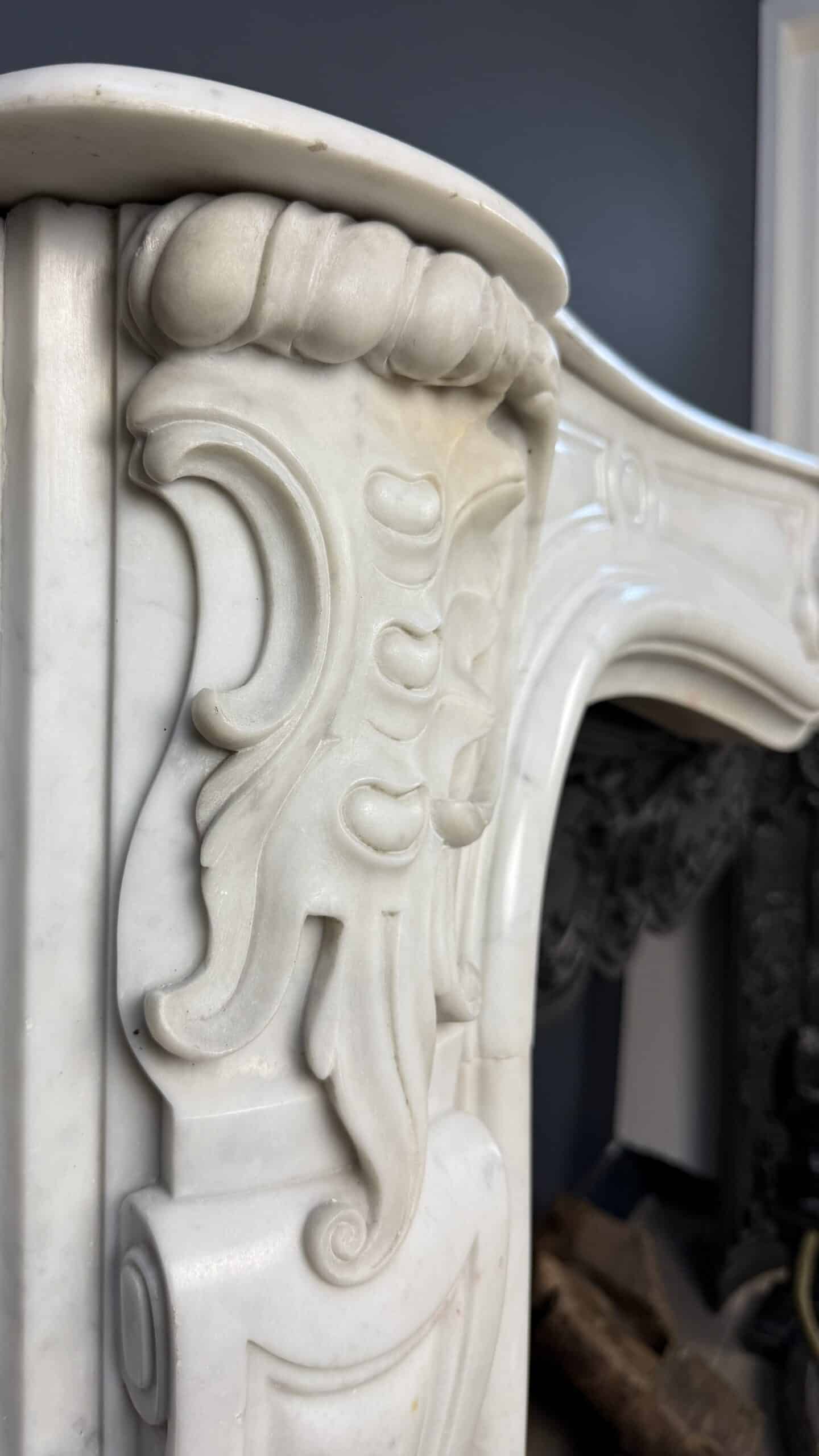 Antieke marmeren schouw in Rococo-stijl