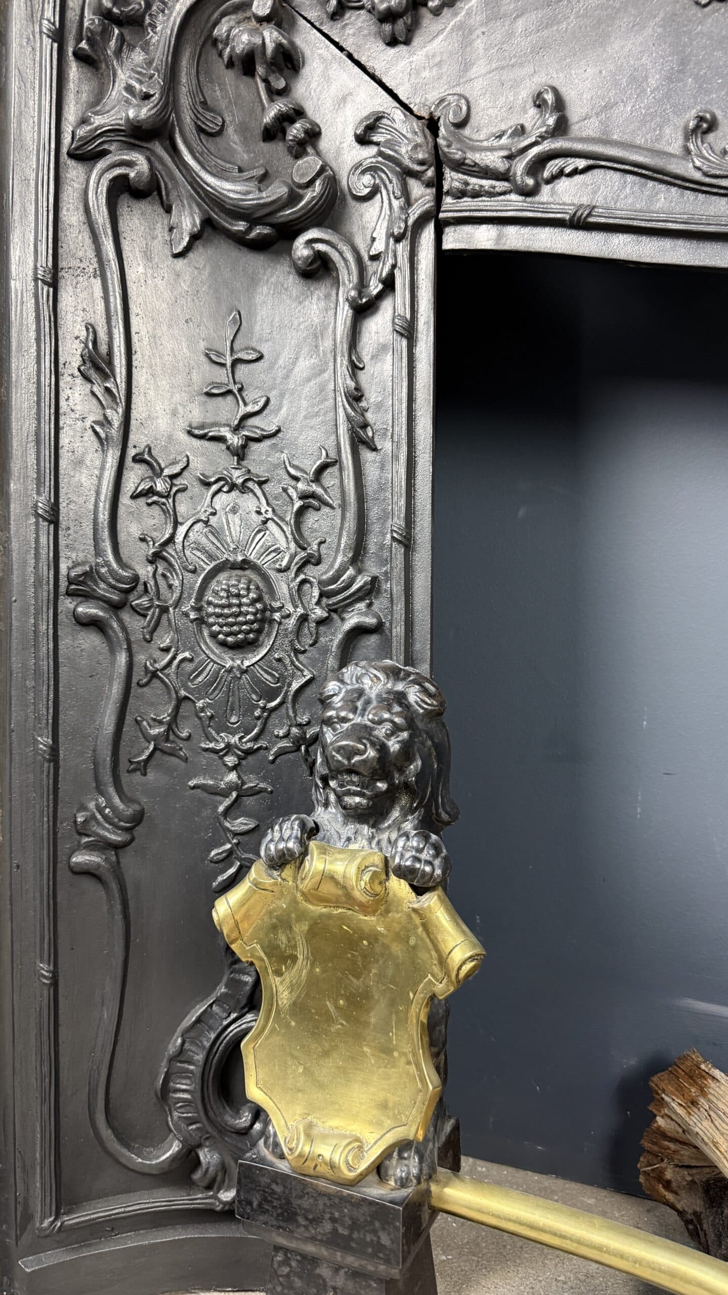 Antieke marmeren schouw in Rococo-stijl